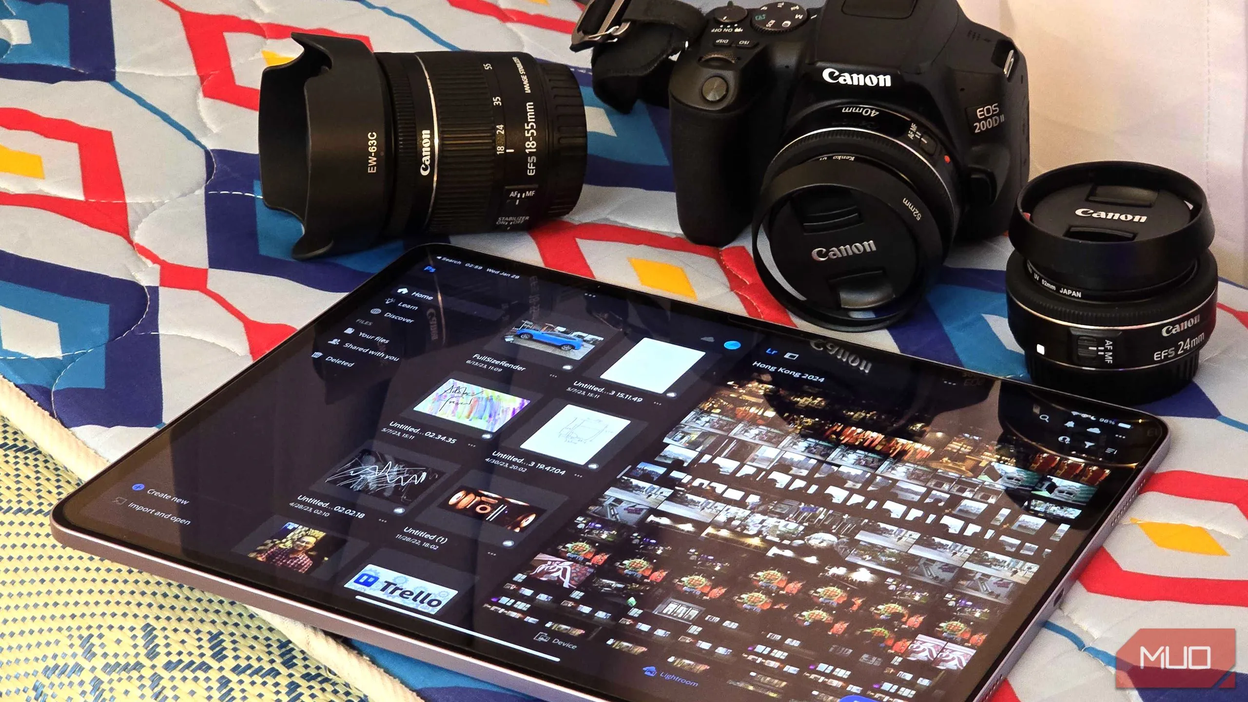 Adobe Photoshop và Lightroom đang chạy trên một chiếc iPad, minh chứng cho khả năng làm việc mọi lúc mọi nơi trên nhiều thiết bị.