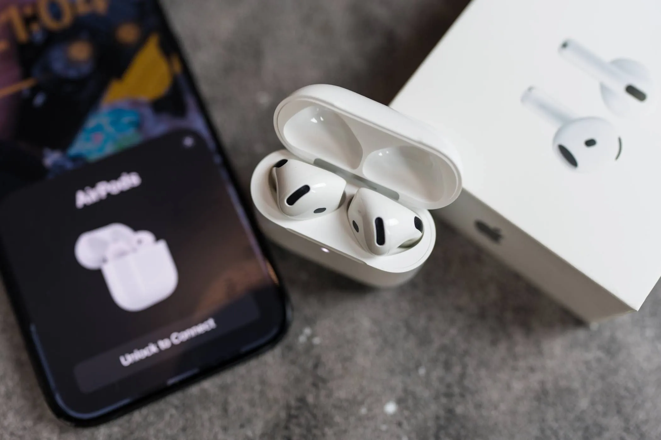 AirPods đang được thiết lập kết nối tự động trên iPhone thông qua tính năng NFC