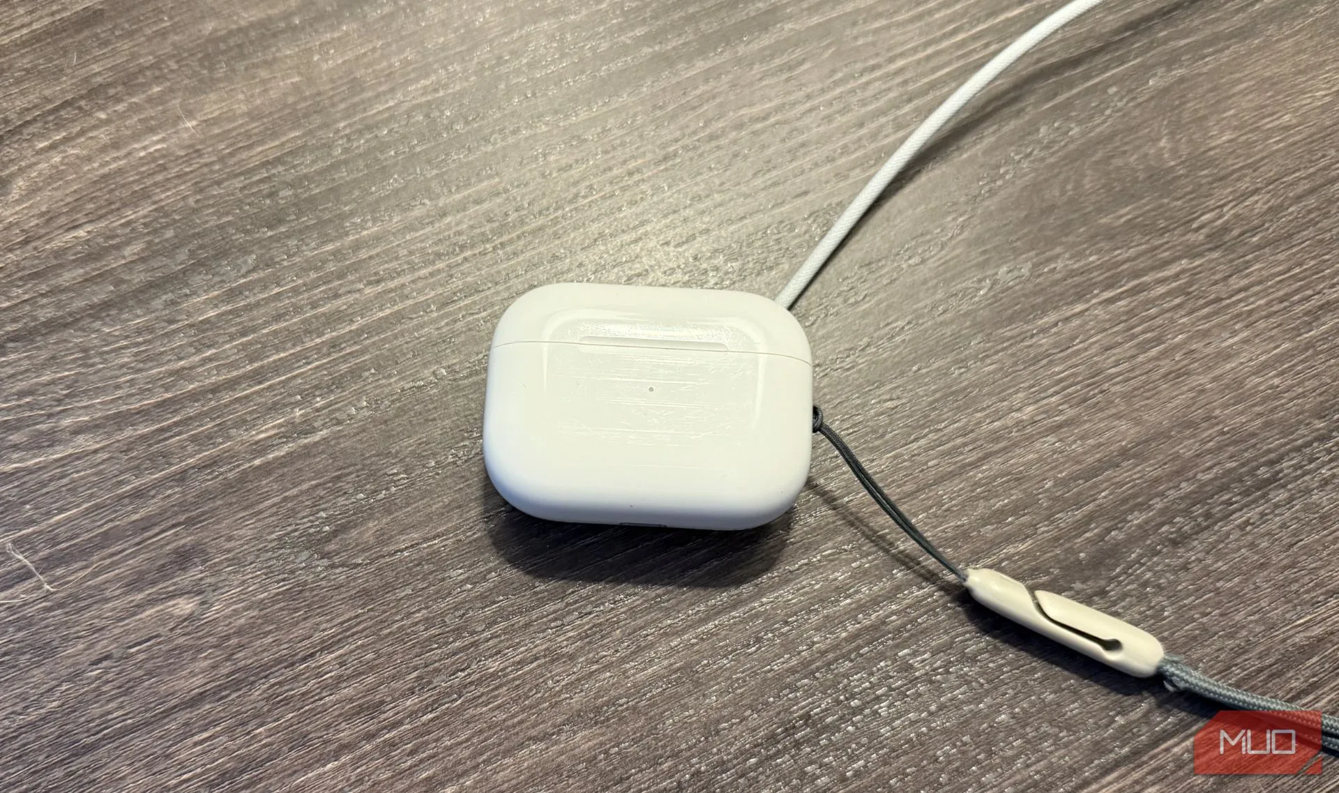 AirPods Pro 2 đang sạc bằng bộ sạc Apple Watch tiện lợi