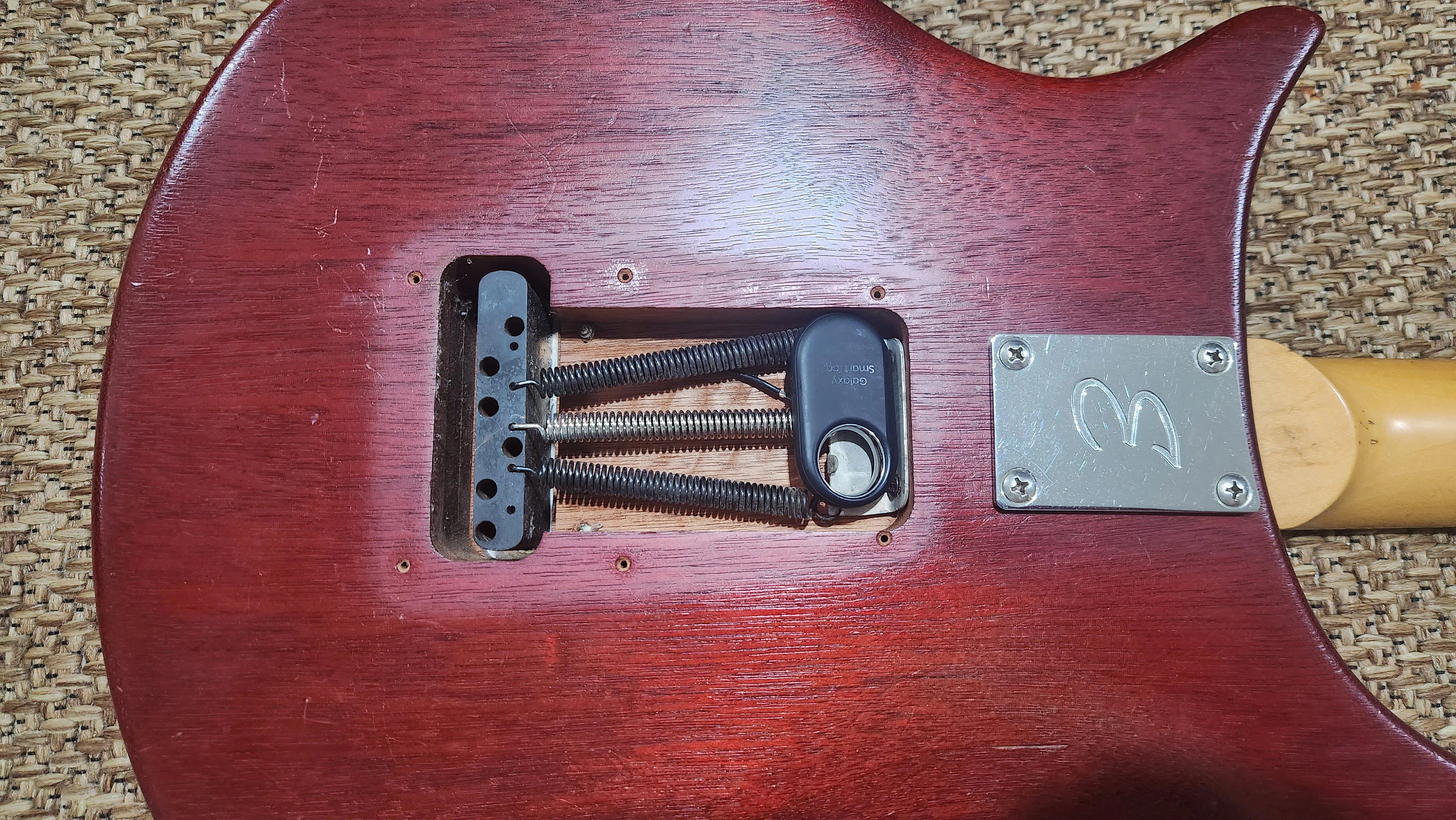 AirTag được đặt bên trong đàn guitar để định vị