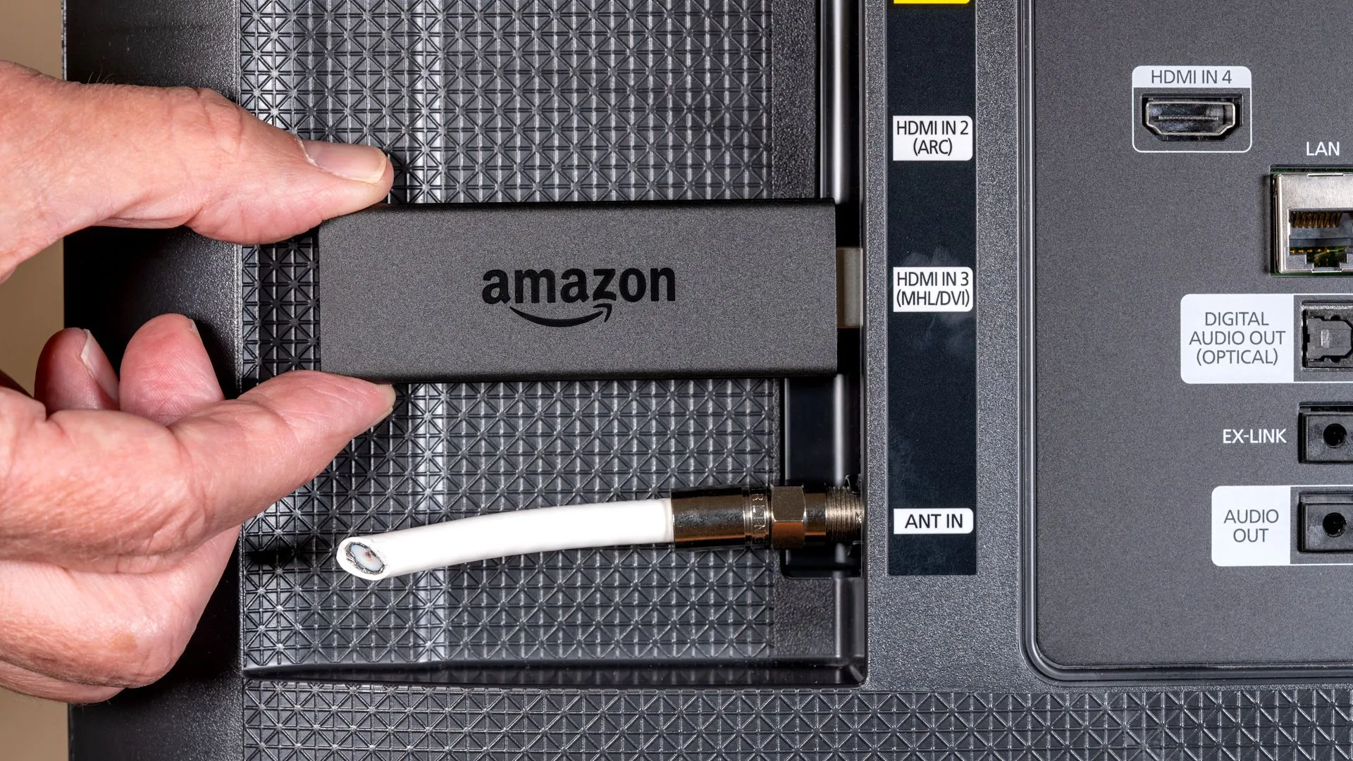 Amazon Fire TV Stick cắm vào cổng HDMI của Smart TV, thể hiện kết nối thiết bị ngoại vi