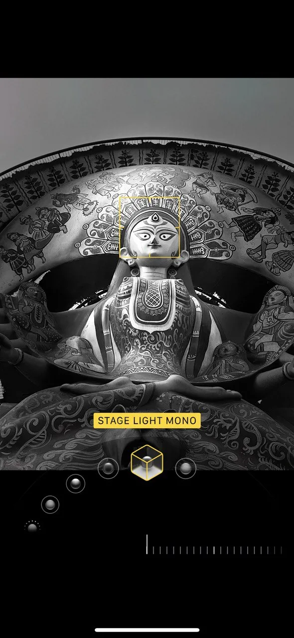 Ảnh chân dung với chế độ Ánh Sáng Sân Khấu Đơn Sắc (Stage Light Mono) trên iPhone, mang lại hiệu ứng đen trắng kịch tính.