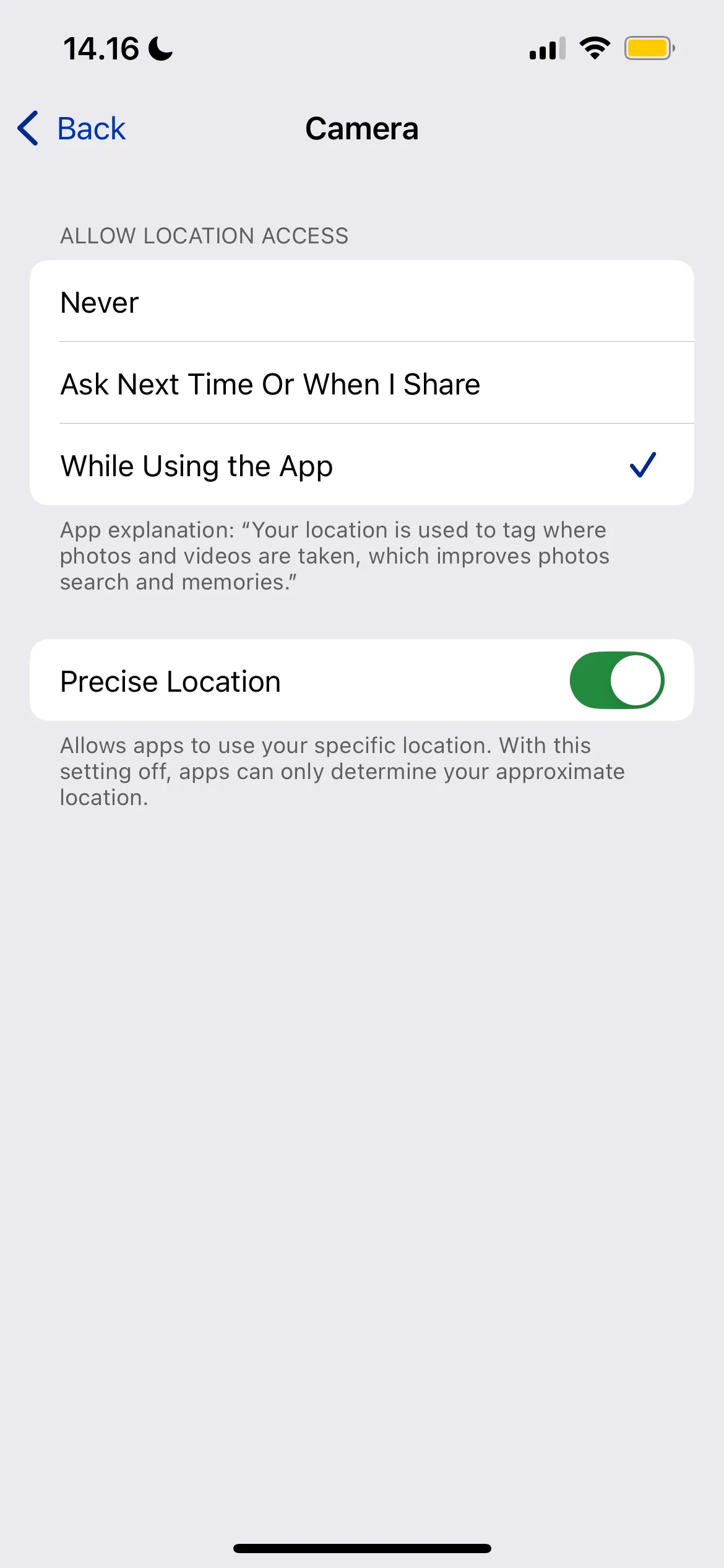 Ảnh chụp màn hình của thư viện ảnh iPhone hiển thị vị trí của ảnh