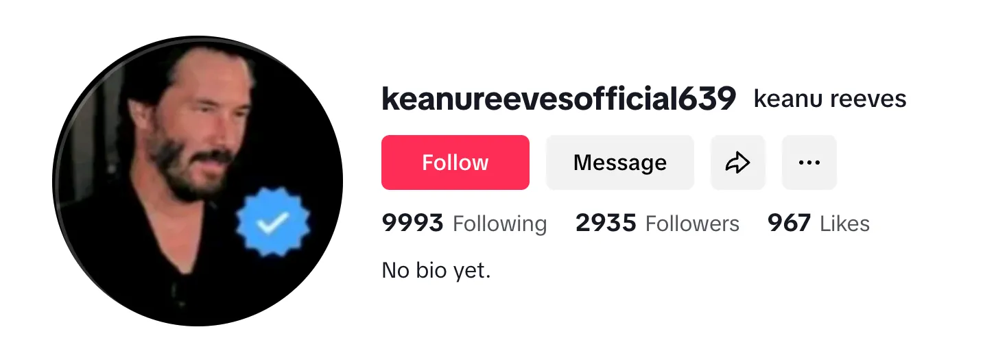 Ảnh chụp màn hình hồ sơ TikTok giả mạo của người nổi tiếng Keanu Reeves với dấu tích xanh giả.