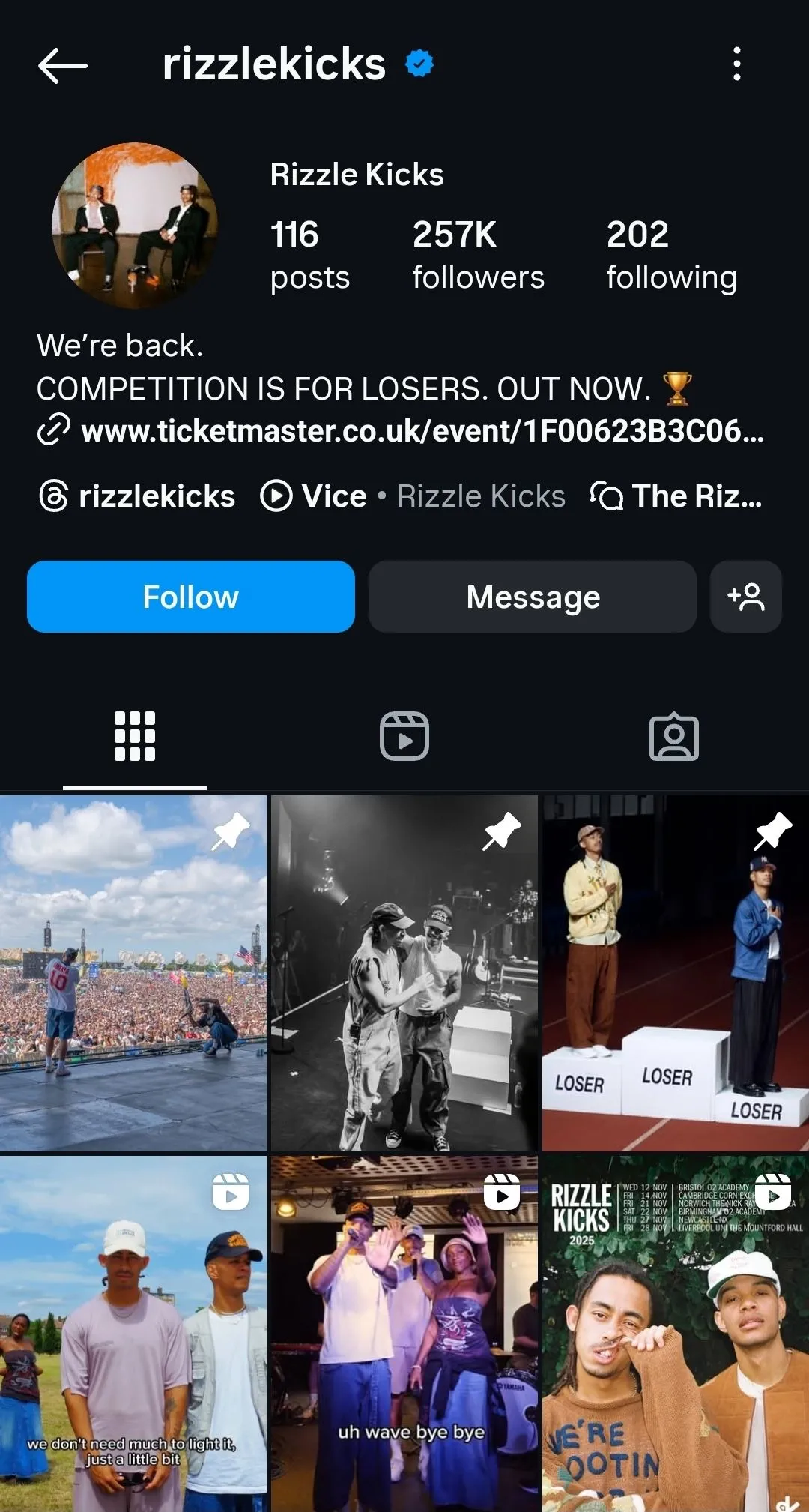Ảnh chụp màn hình trang Instagram của bộ đôi hip-hop Rizzle Kicks, thể hiện cách nghệ sĩ thực tương tác trên mạng xã hội.