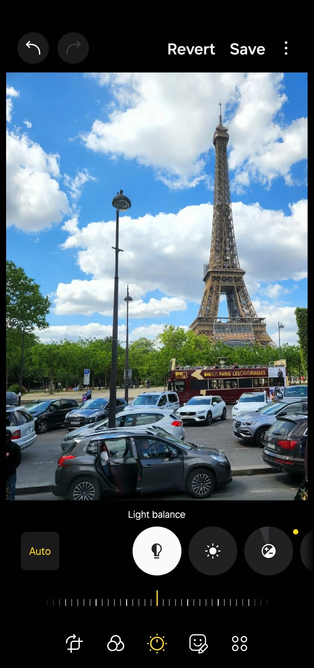 Ảnh tháp Eiffel trong giao diện chỉnh sửa ảnh trên điện thoại Samsung