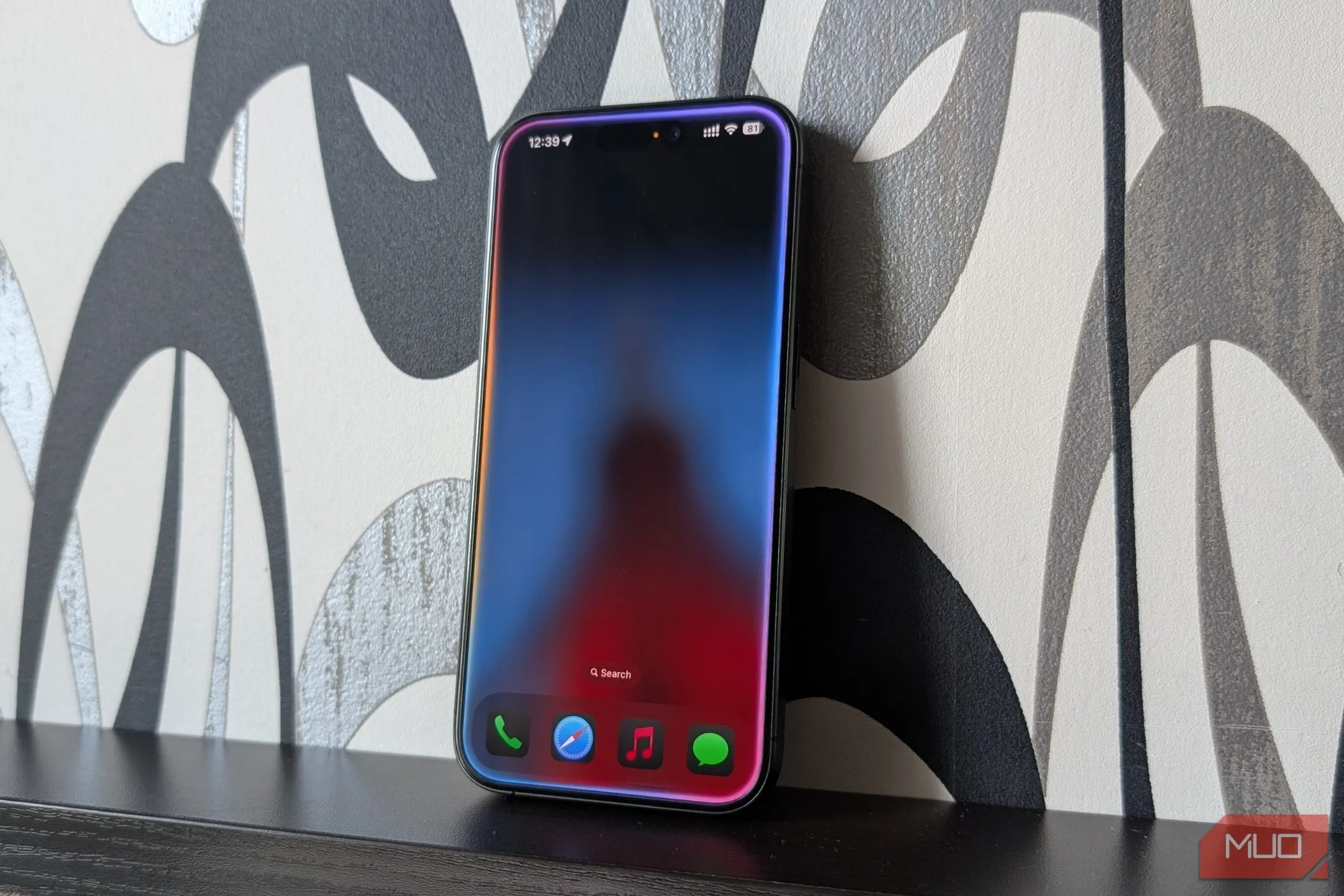 Apple iPhone với Siri đang hoạt động và chờ lệnh thoại trên màn hình