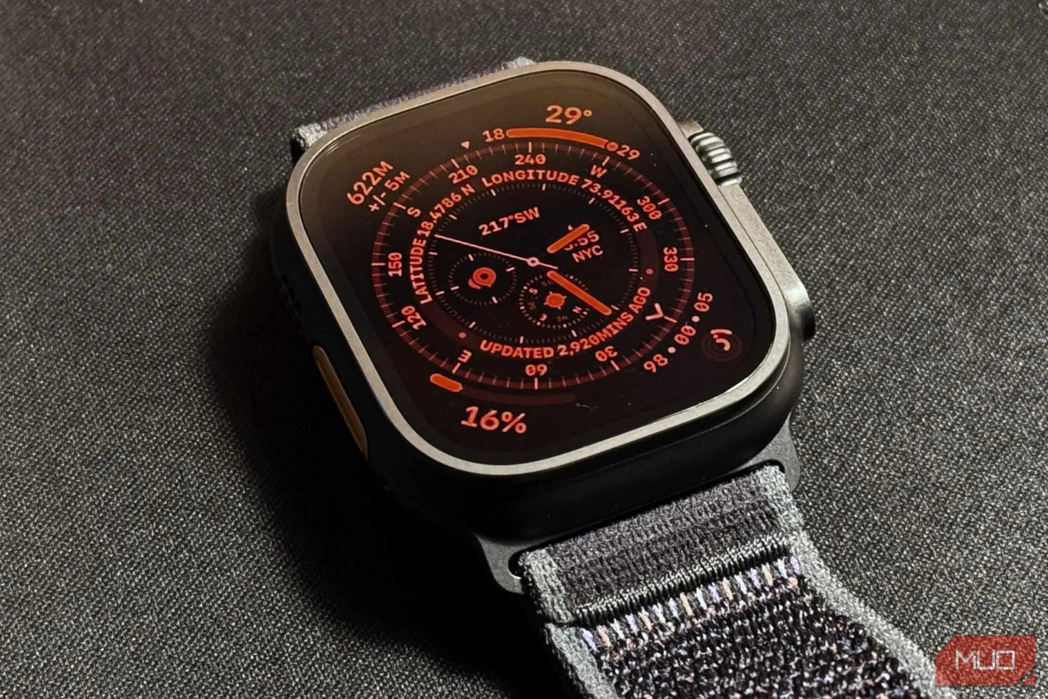 Apple Watch Ultra 2 hiển thị chế độ ban đêm màu đỏ trên nền thảm đen