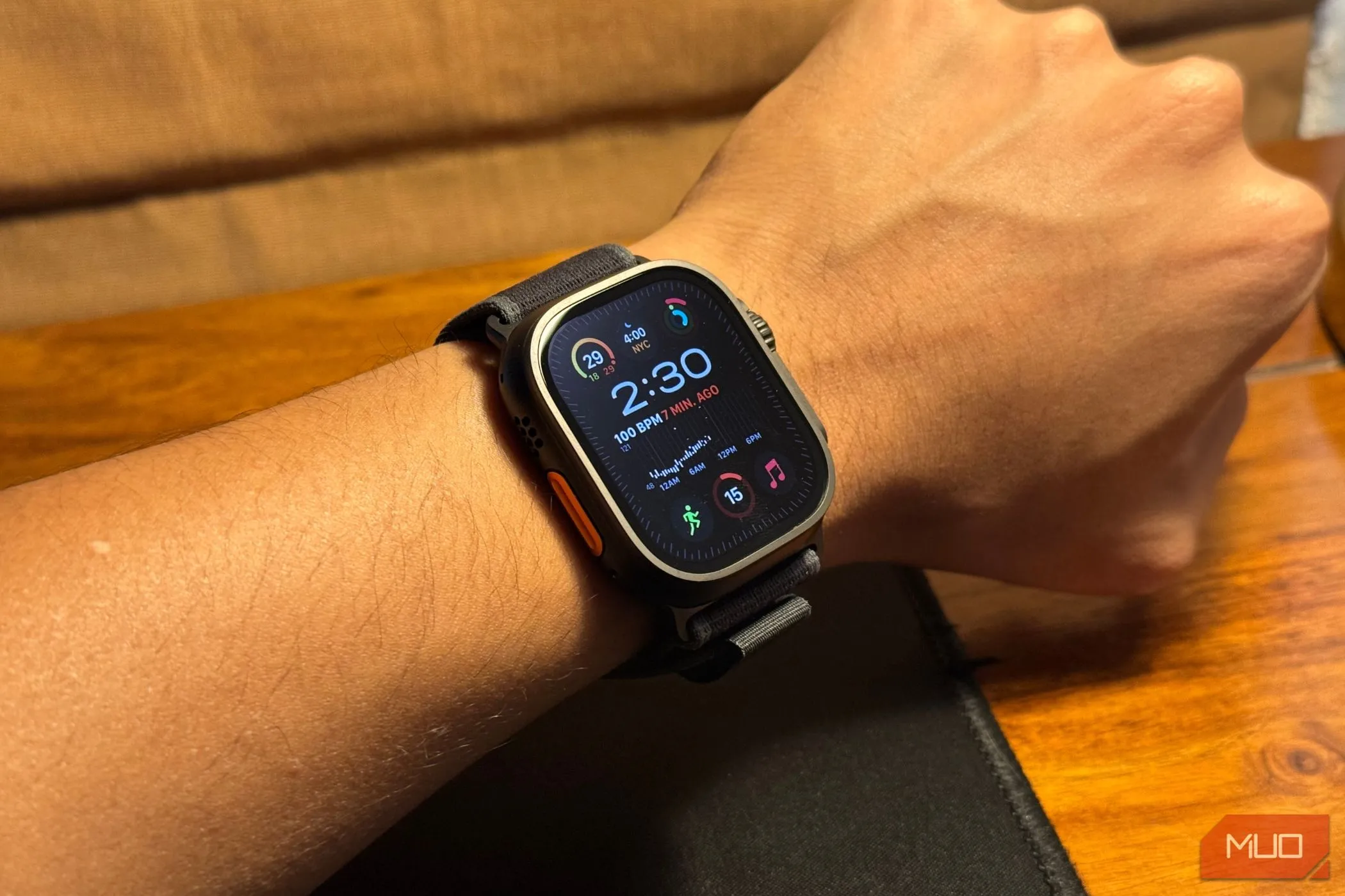 Apple Watch Ultra 2 phiên bản Titanium đen trên cổ tay, thể hiện sự chắc chắn