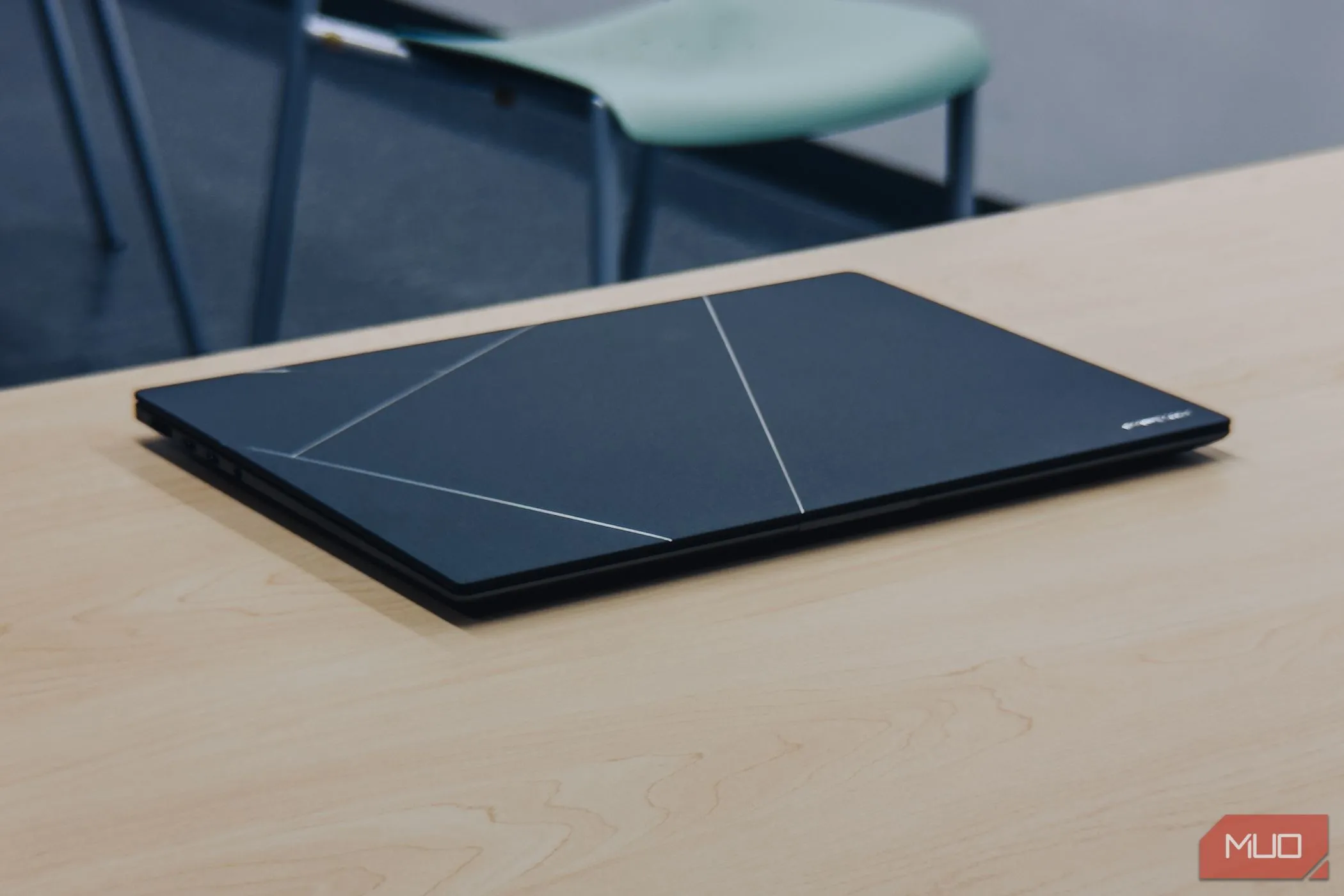 ASUS Zenbook S 16 OLED gập lại trên bàn gỗ