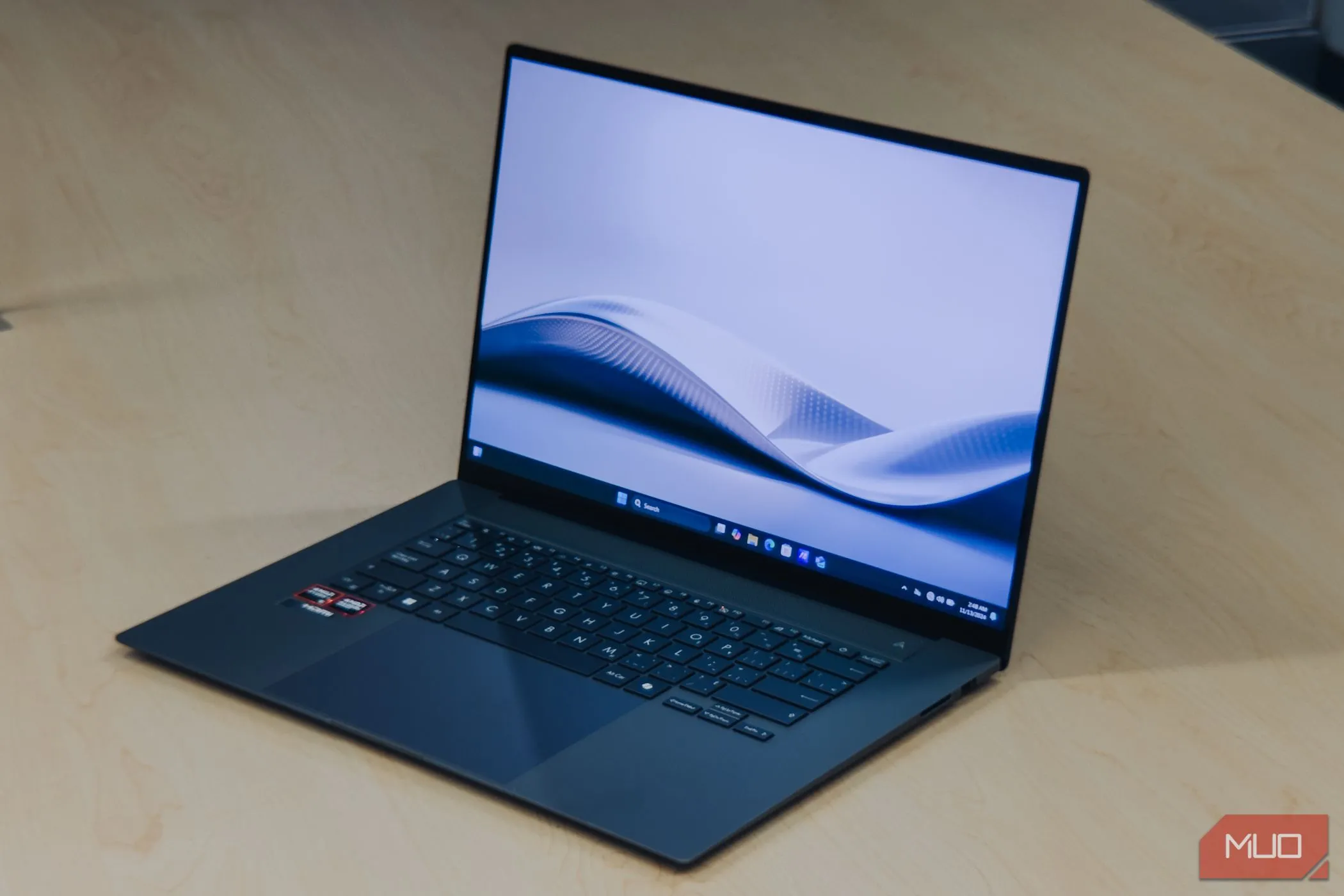 ASUS Zenbook S 16 OLED màn hình bật góc nghiêng trên bàn gỗ