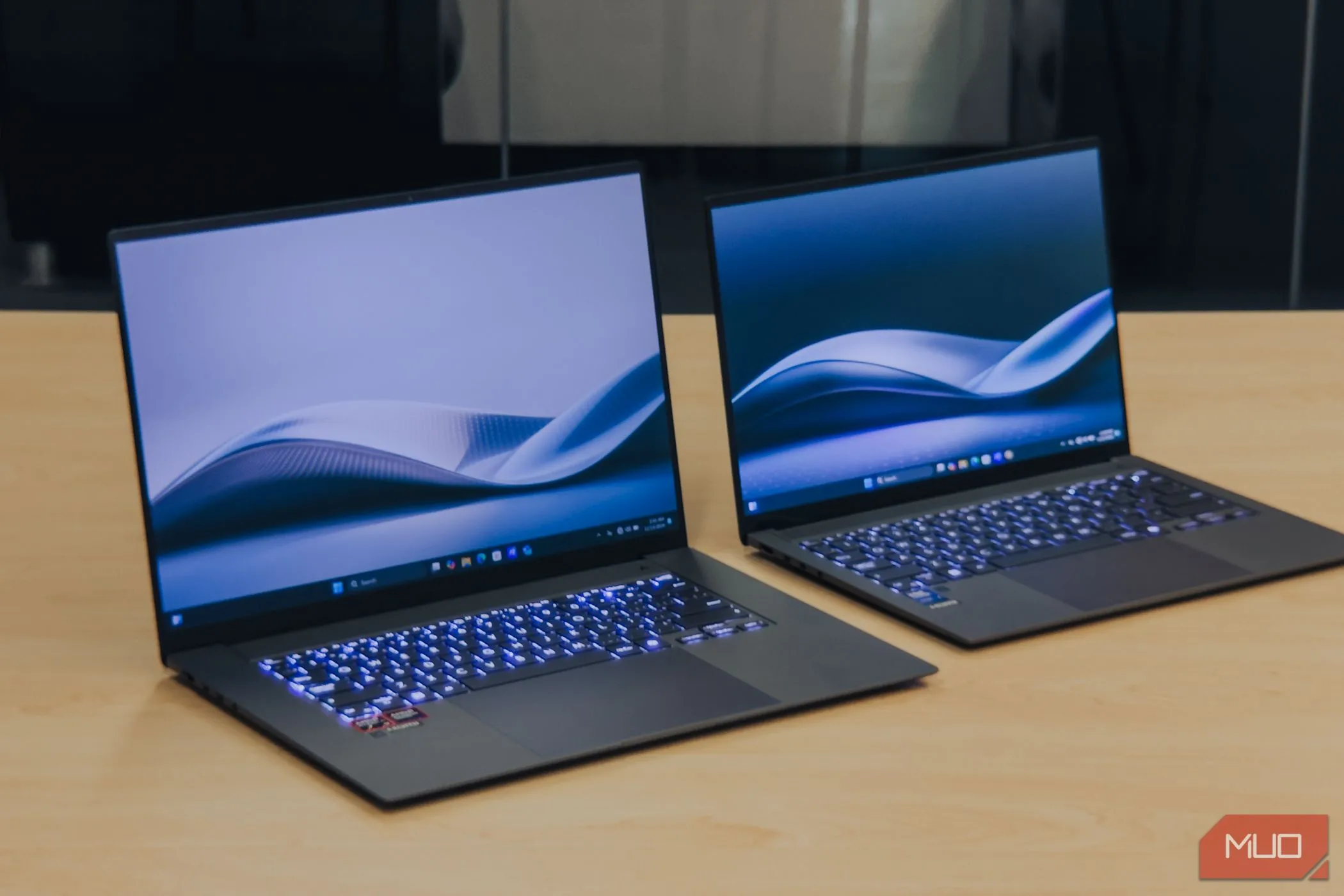 ASUS Zenbook S 16 OLED và Zenbook S14 cạnh nhau trên bàn gỗ