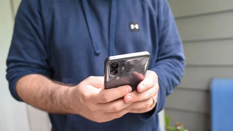 Ba chiếc điện thoại Samsung Galaxy Z Fold5 hiển thị các ứng dụng khác nhau