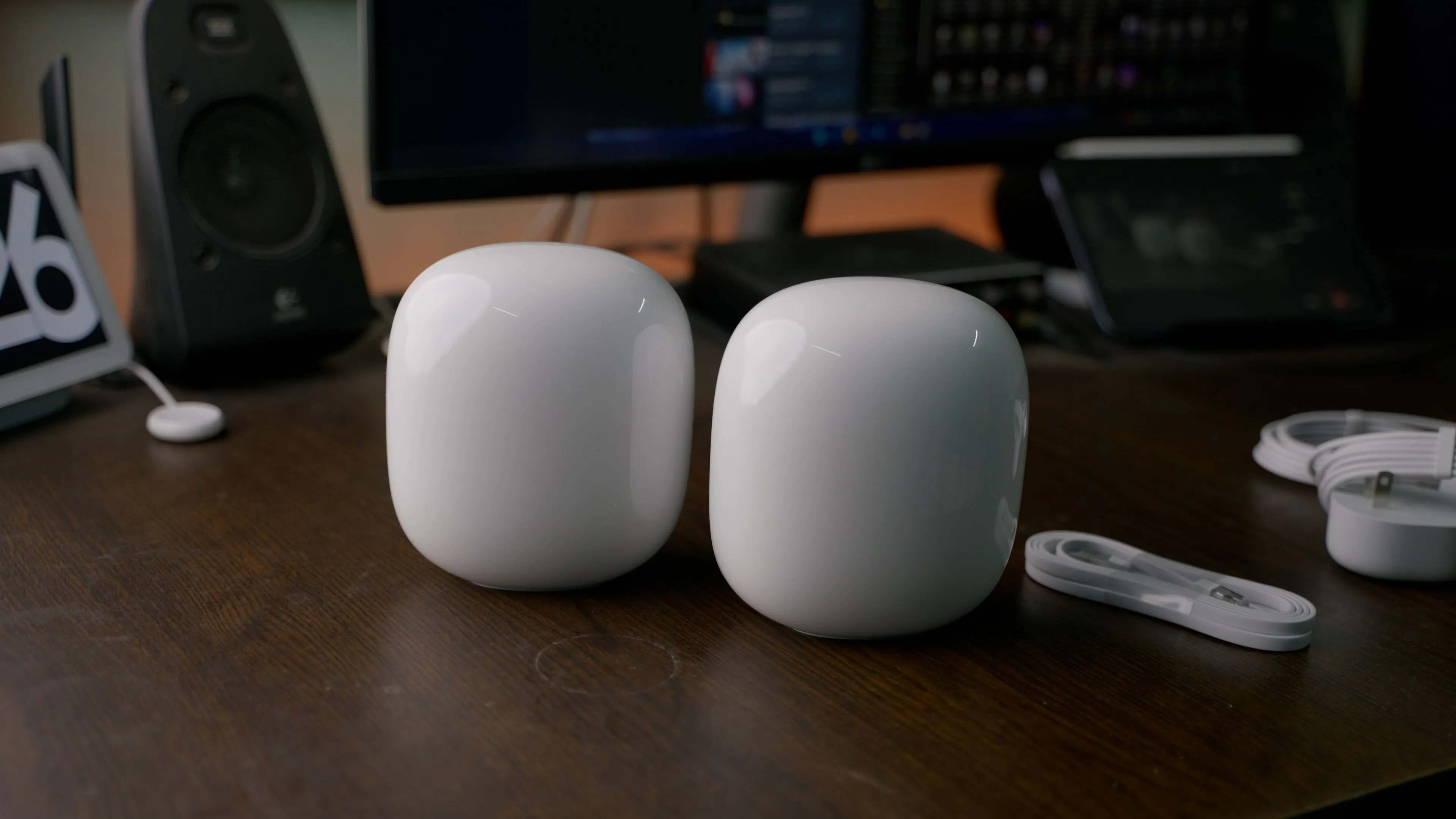 Ba thiết bị router Google Nest Wifi Pro với thiết kế hiện đại, thẩm mỹ cao