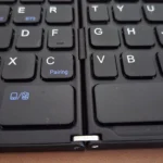 Bản lề trên bàn phím Bluetooth gập làm thay đổi bố cục phím