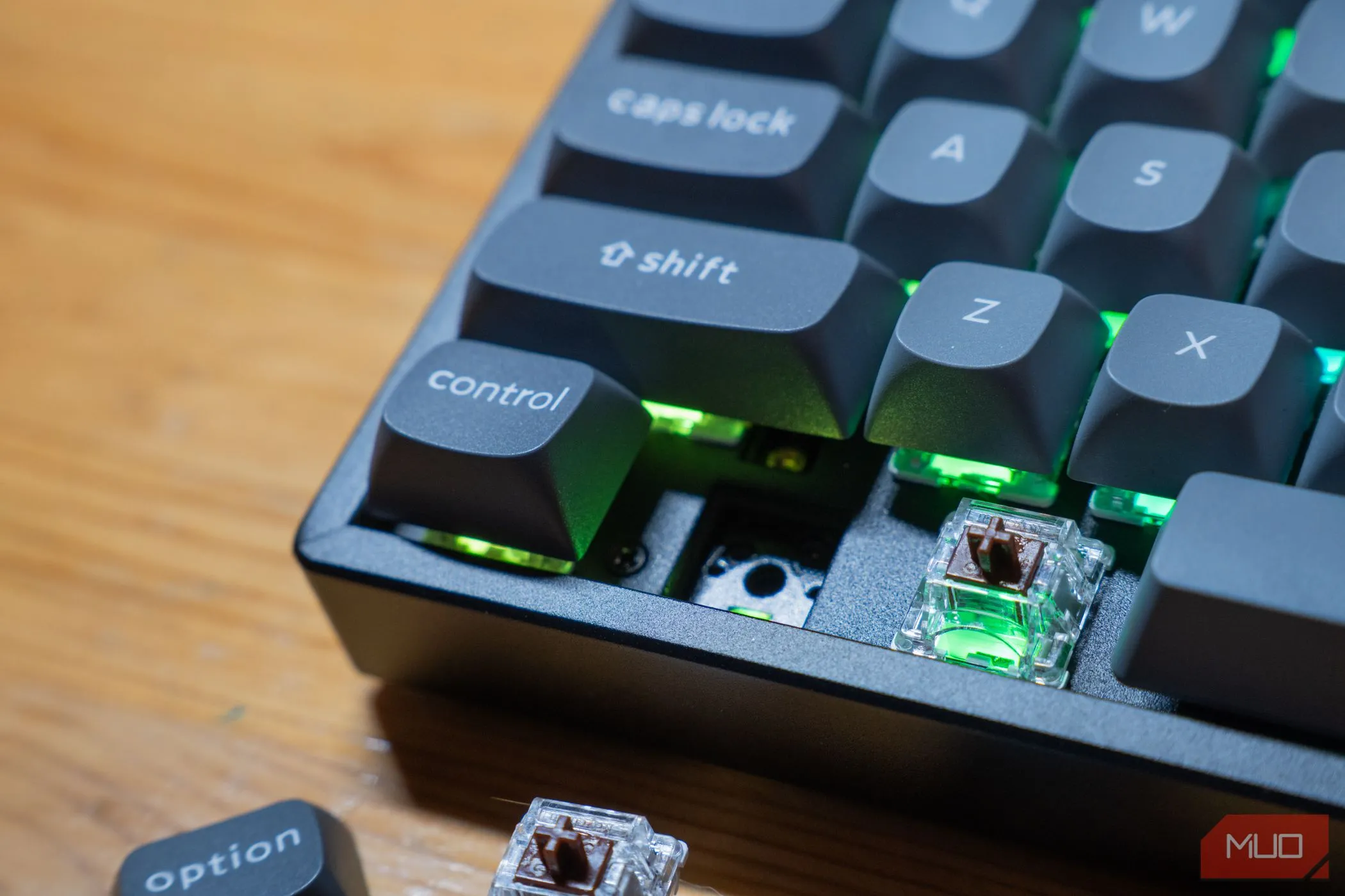 Bàn phím Keychron K8 Max với các switch đã tháo rời, lộ phần PCB
