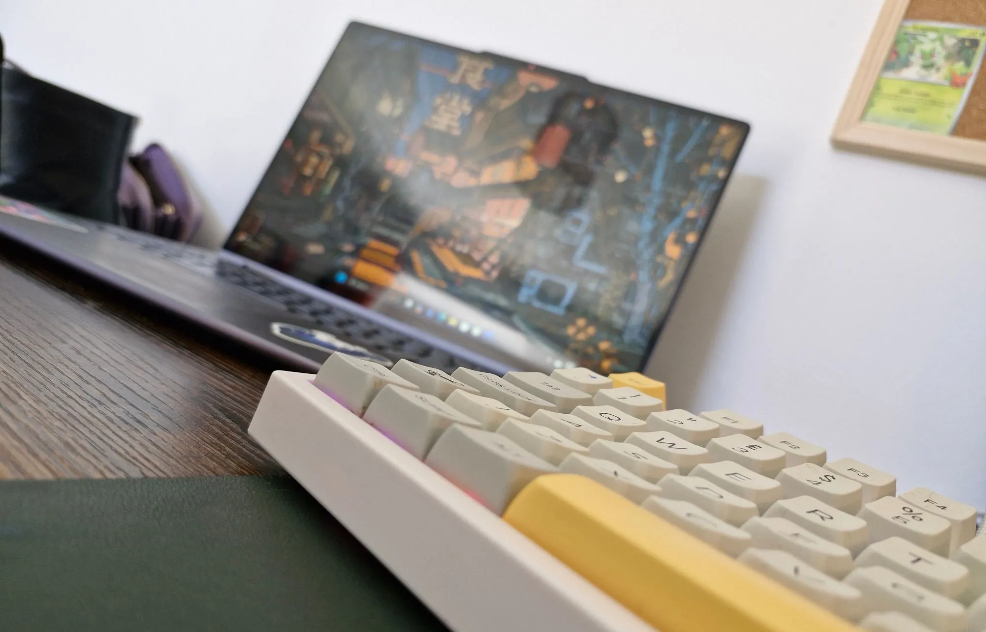 Bàn phím ngoài và laptop trên bàn làm việc, cho thấy sự tiện lợi khi gõ phím chuyên nghiệp