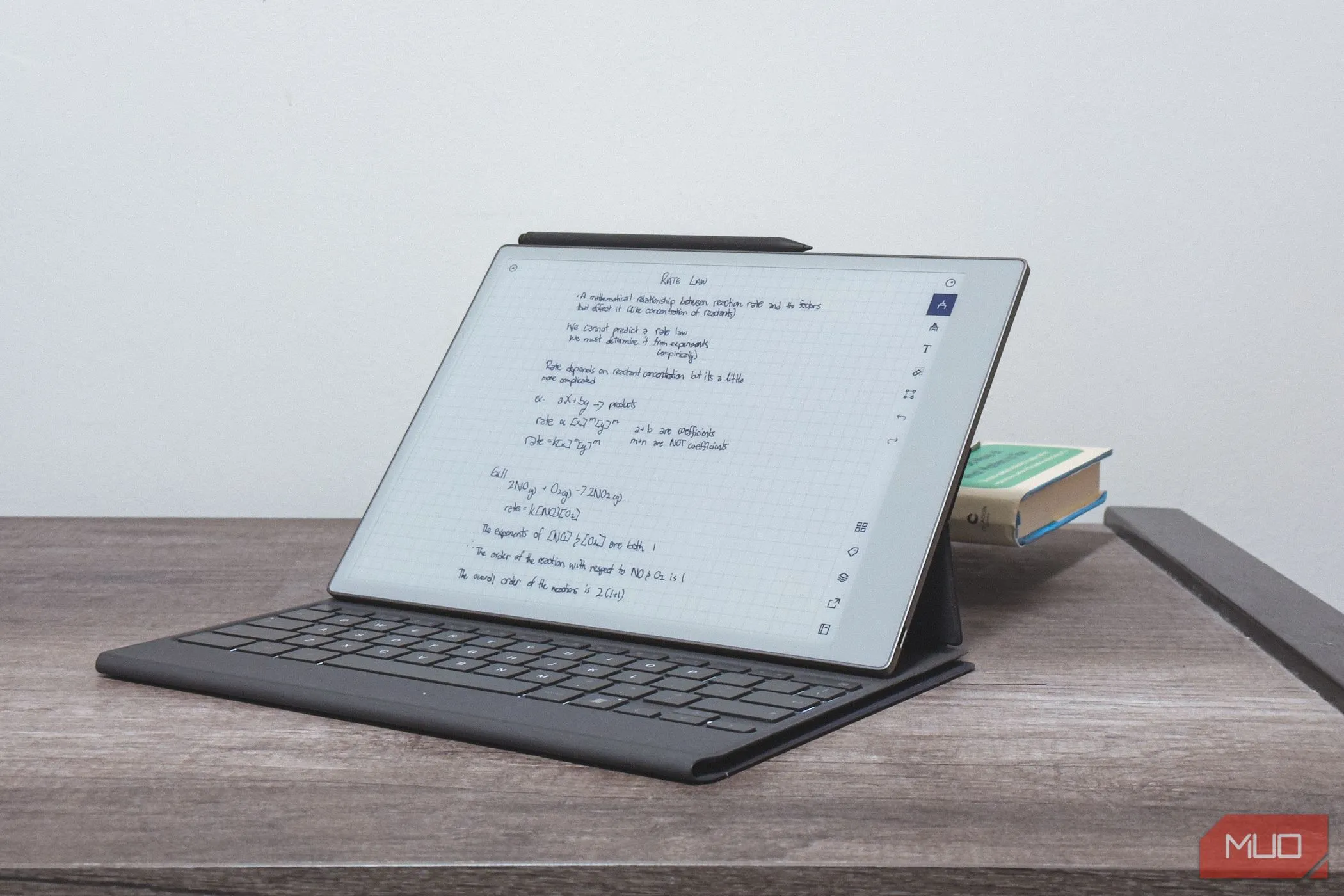 Bàn phím Type Folio gắn với reMarkable Paper Pro, cho thấy cách tablet được sử dụng với phụ kiện bàn phím.