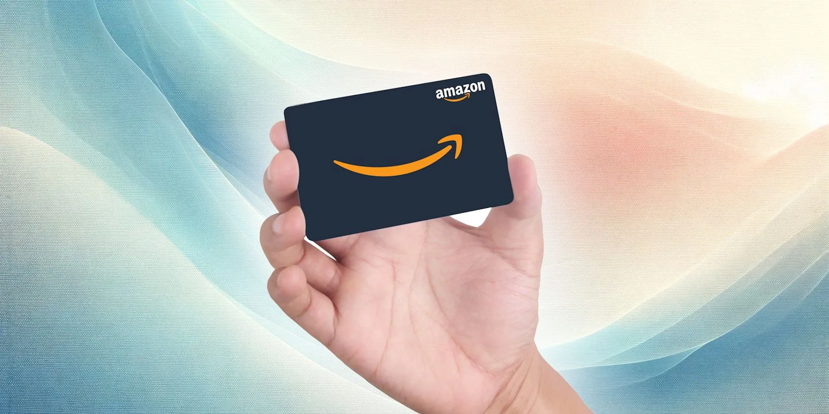 Bàn tay cầm thẻ quà tặng Amazon, biểu tượng cho lừa đảo thẻ quà tặng điện tử