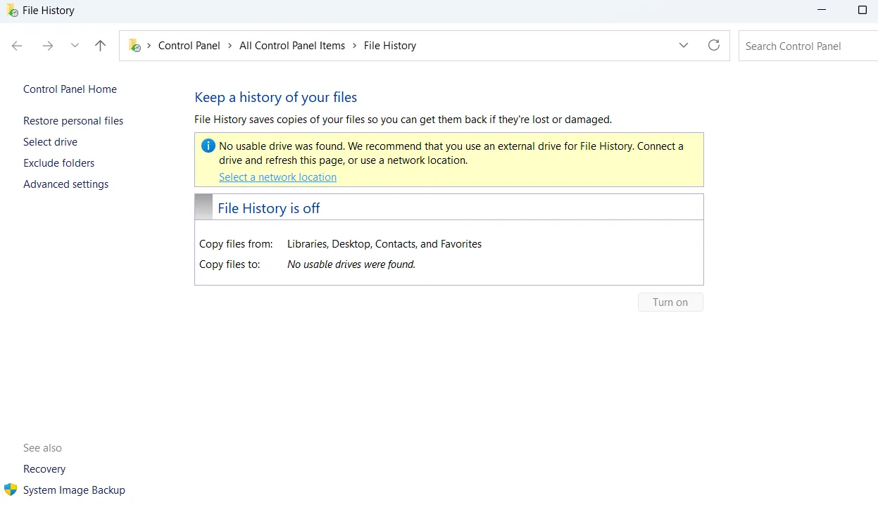 Bảng điều khiển Windows hiển thị menu Lịch sử tệp (File History) cho tính năng sao lưu tự động dữ liệu