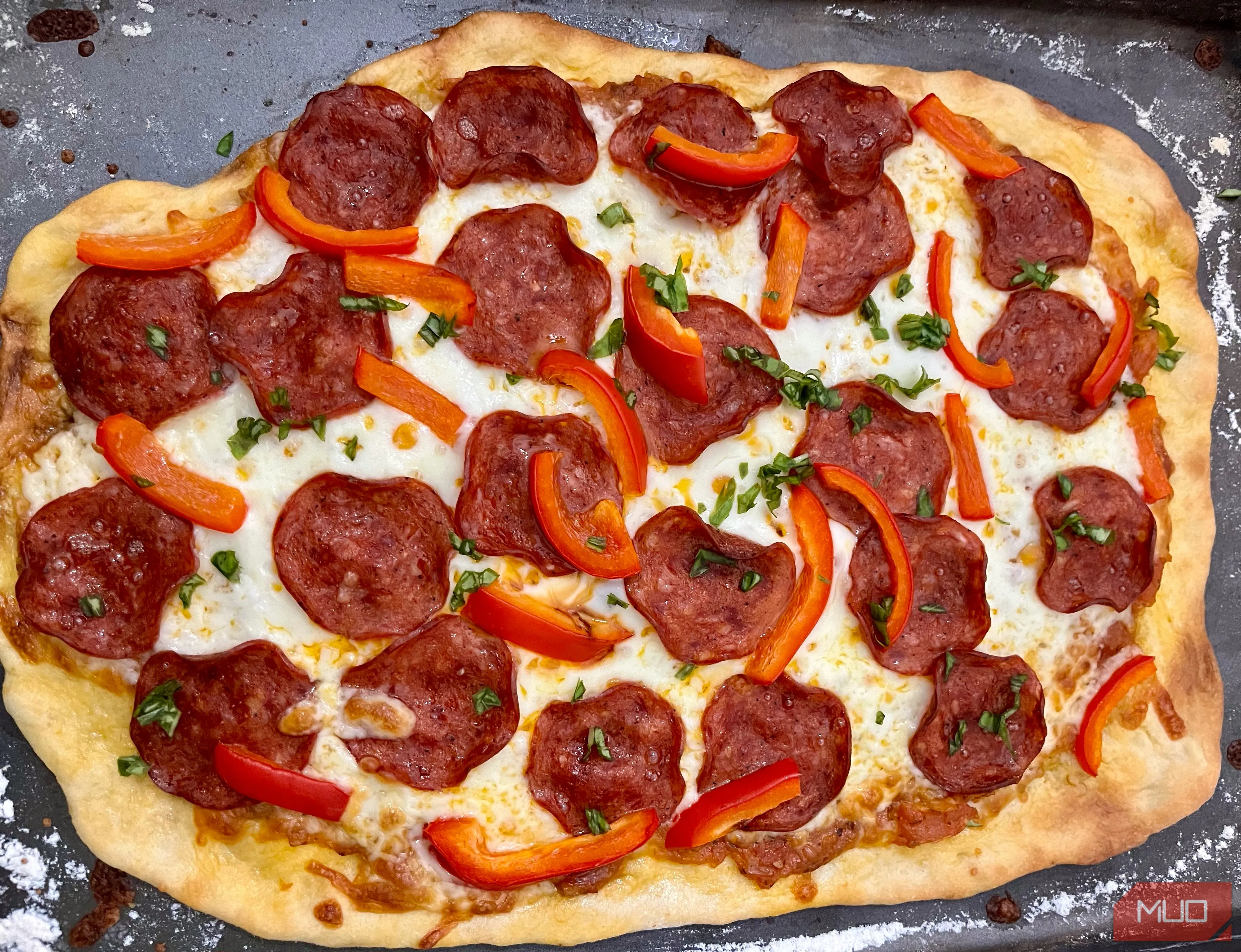 Bánh pizza pepperoni được chụp từ trên cao, áp dụng quy tắc một phần ba trong bố cục