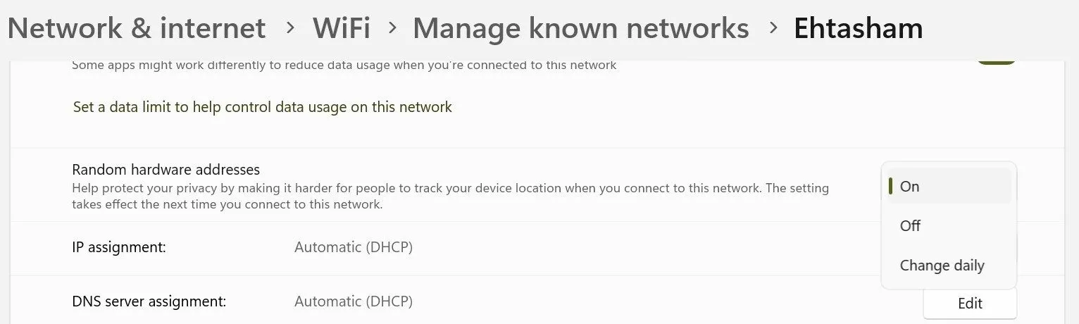 Bật tính năng địa chỉ phần cứng ngẫu nhiên (MAC Randomization) cho một mạng Wi-Fi cụ thể trên Windows để bảo vệ quyền riêng tư.