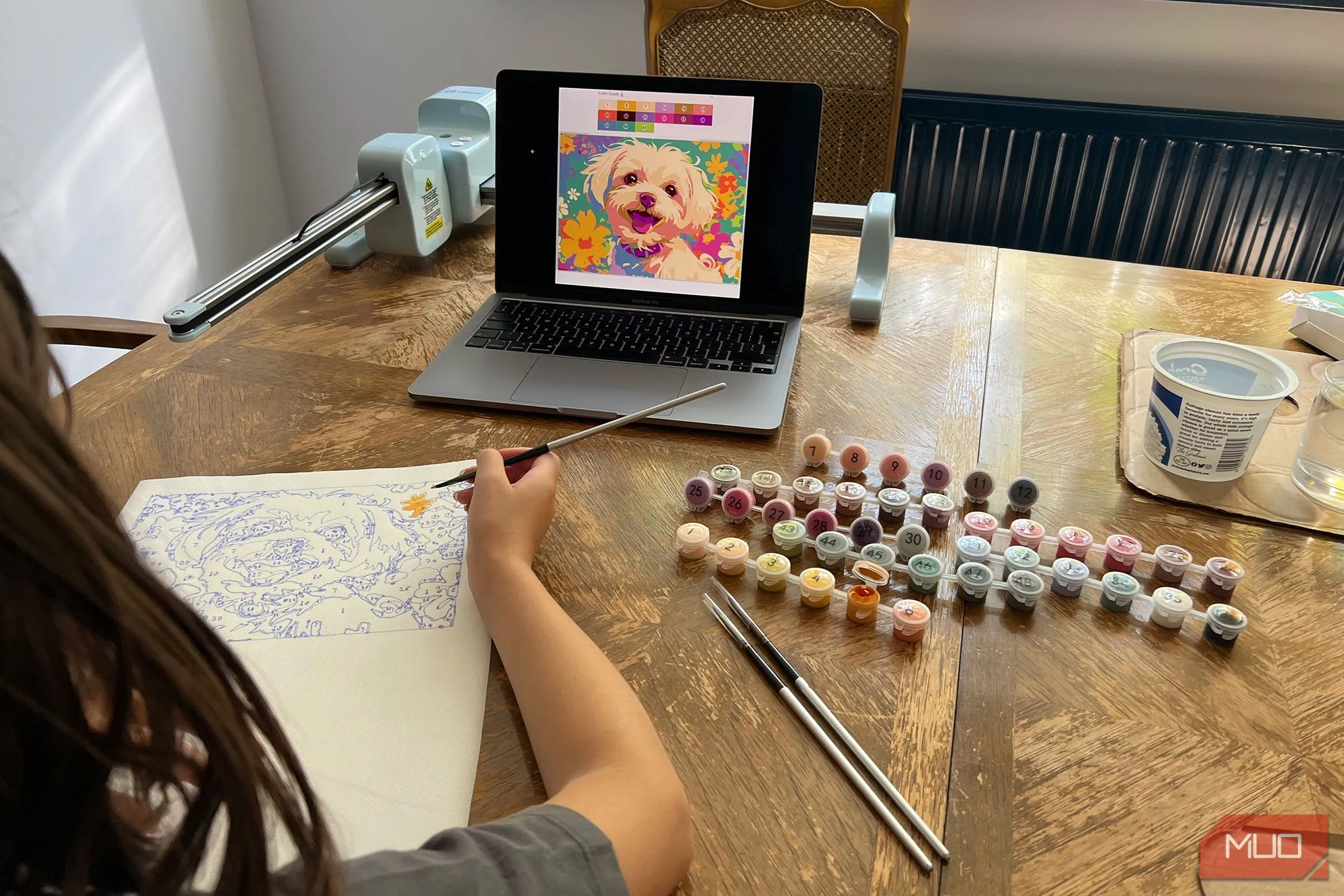 Bé gái đang tô màu bức tranh chú chó được tạo bởi LOKLiK iPaint