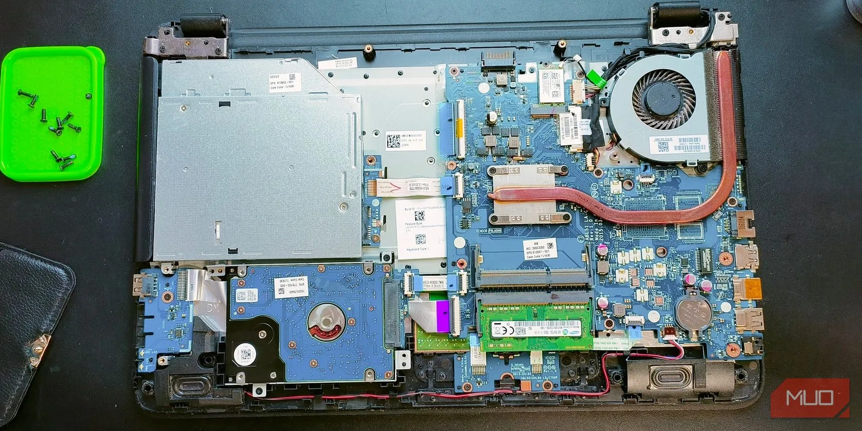 Bên trong laptop với các linh kiện và quạt tản nhiệt sau khi tháo nắp