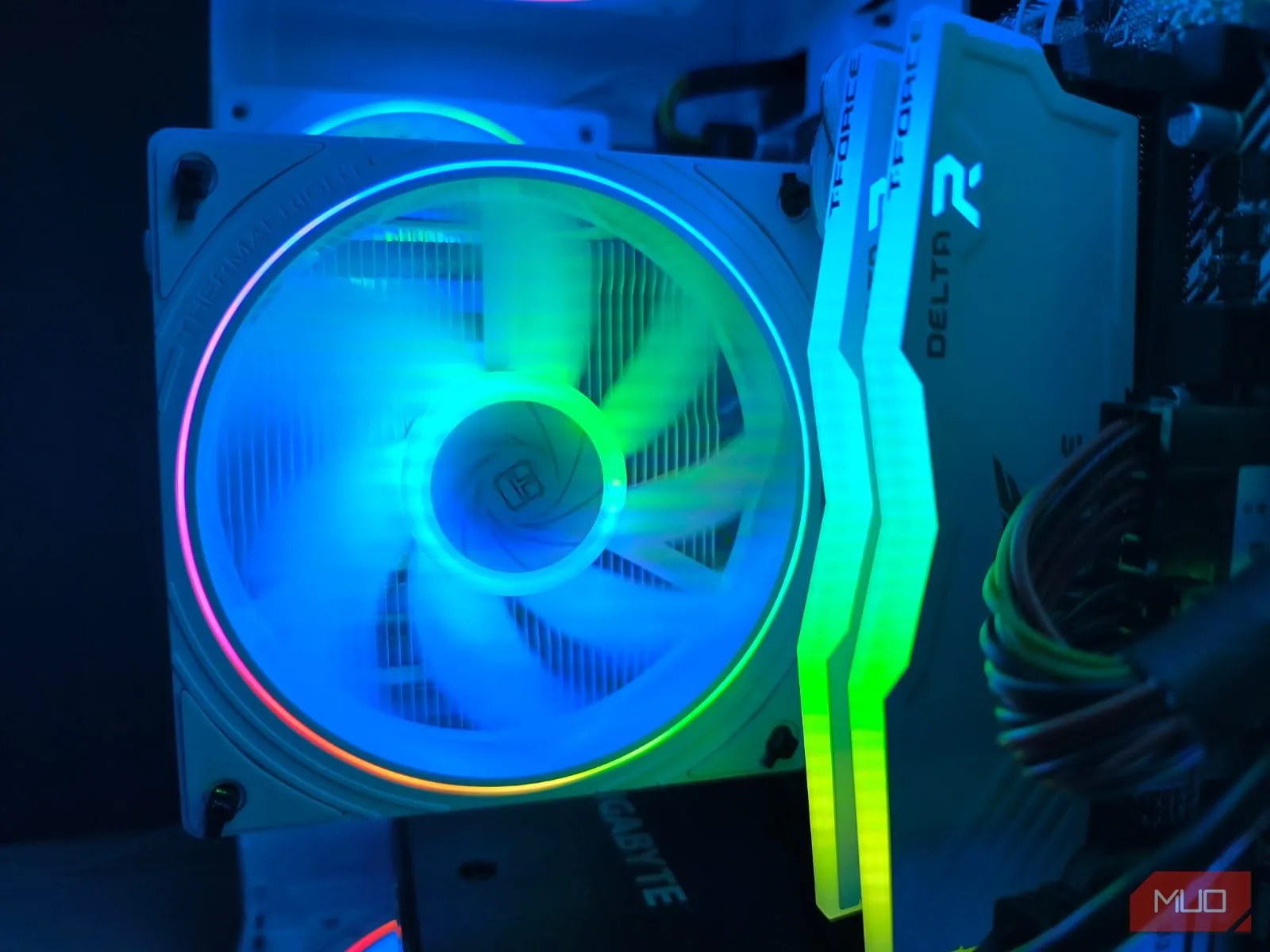 Bên trong PC tùy chỉnh với đèn RGB nổi bật trên thanh RAM