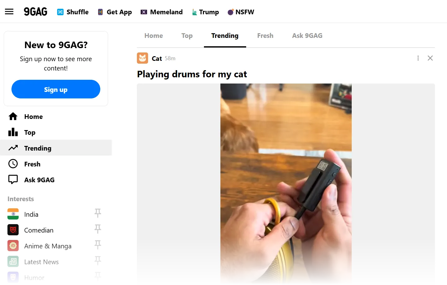 Biểu tượng 9Gag với khuôn mặt cười cách điệu, nhận diện của trang web chuyên về meme và video hài hước viral.