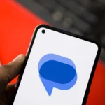 Biểu tượng Google Messages trên màn hình điện thoại Android với bàn phím nền