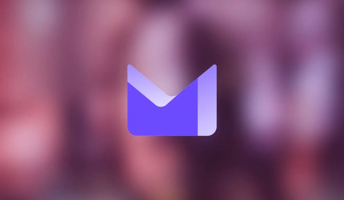Biểu tượng Proton Mail nổi bật trên nền tím mờ, đại diện cho dịch vụ email bảo mật cao