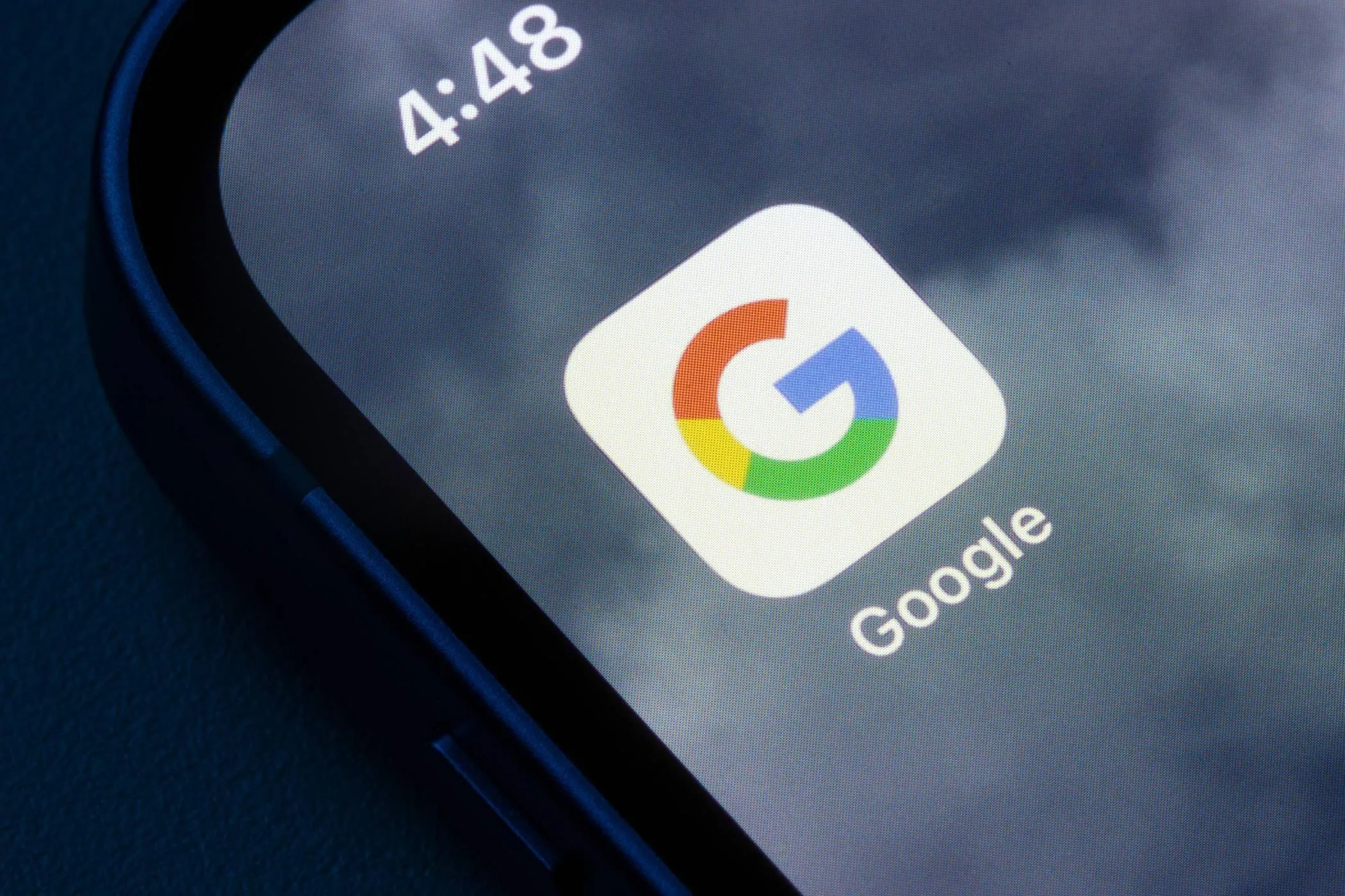 Biểu tượng ứng dụng Google trên màn hình chính iPhone, minh họa sự hiện diện rộng khắp của Google