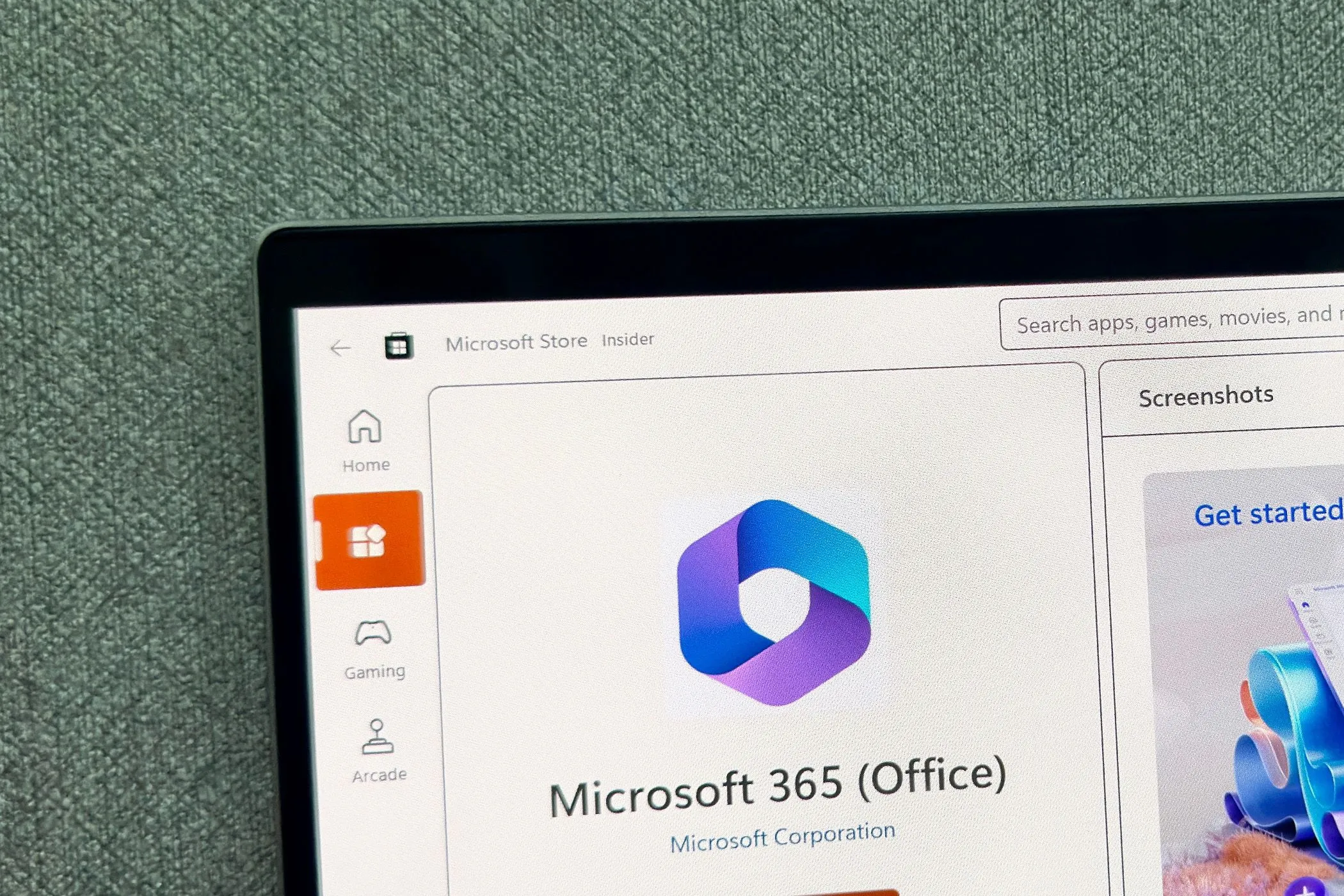 Biểu tượng ứng dụng Microsoft 365 trên màn hình Microsoft Store với thông báo tải xuống.