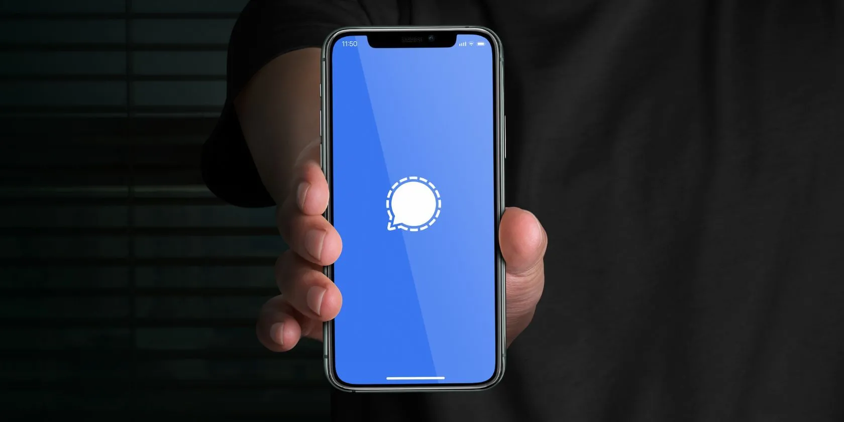 Biểu tượng ứng dụng Signal trên điện thoại thông minh, minh họa tính năng nhắn tin riêng tư