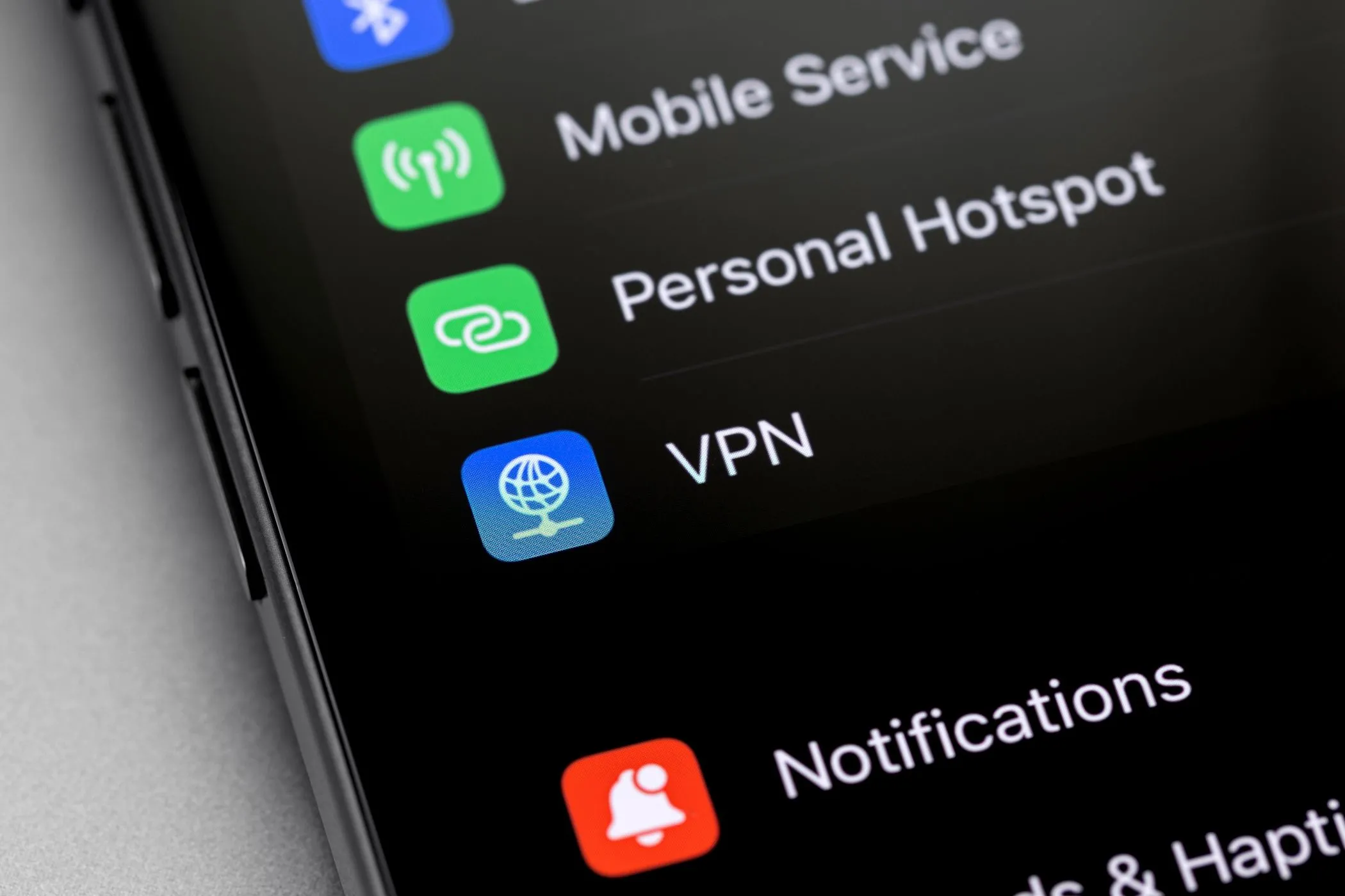 Biểu tượng VPN trên màn hình điện thoại thông minh, tượng trưng cho việc sử dụng VPN để cải thiện tốc độ mạng.