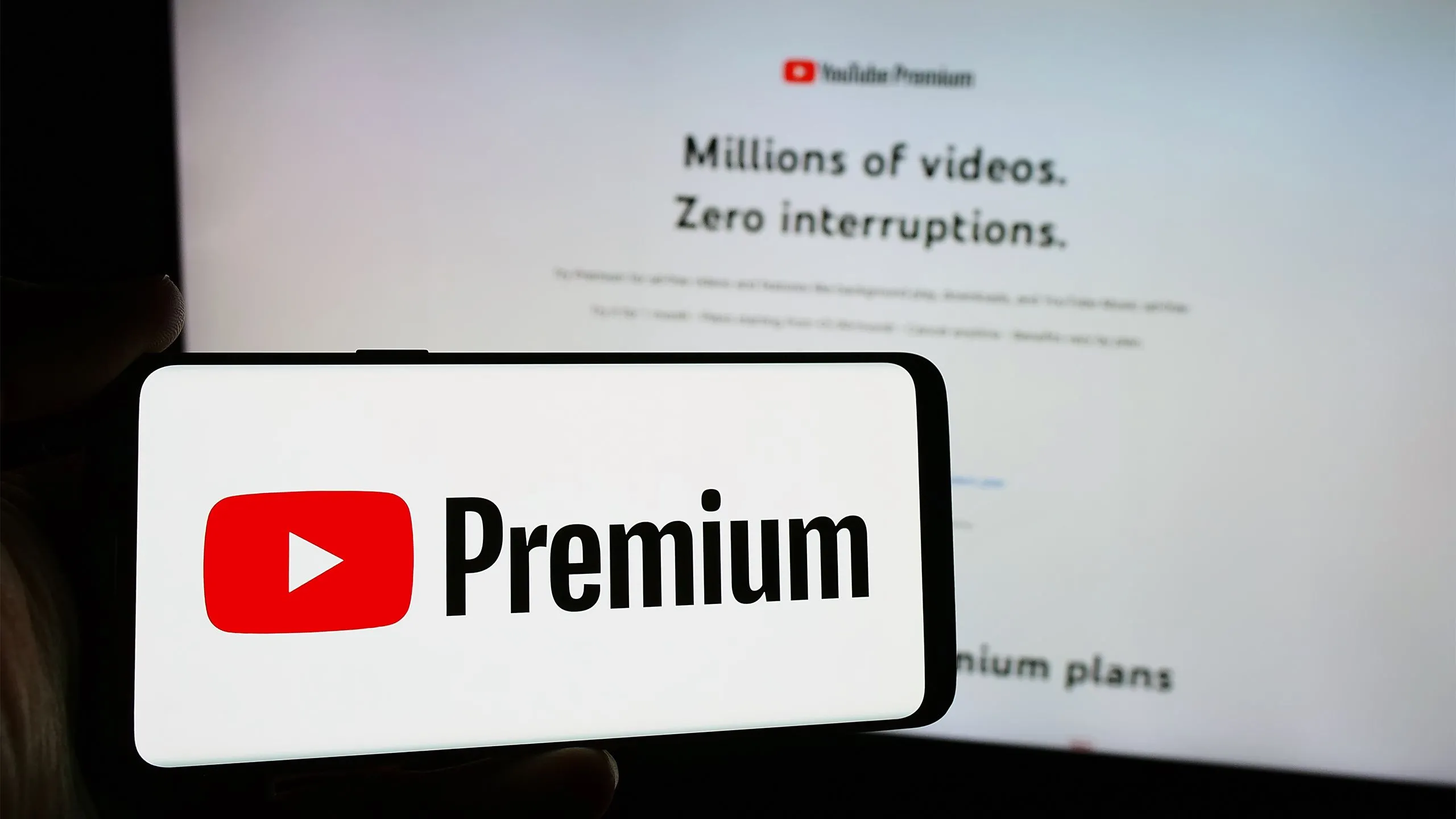 Biểu tượng YouTube Premium hiển thị trên màn hình điện thoại