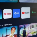Biểu tượng YouTube trên màn hình TV Samsung, tượng trưng cho nền tảng video đang cập nhật tính năng bảo mật
