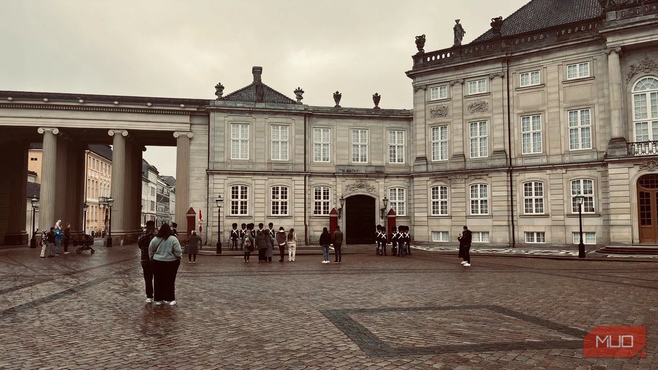 Binh lính diễu binh trên quảng trường cung điện Amalienborg trong một ngày mưa, góc chụp bất ngờ