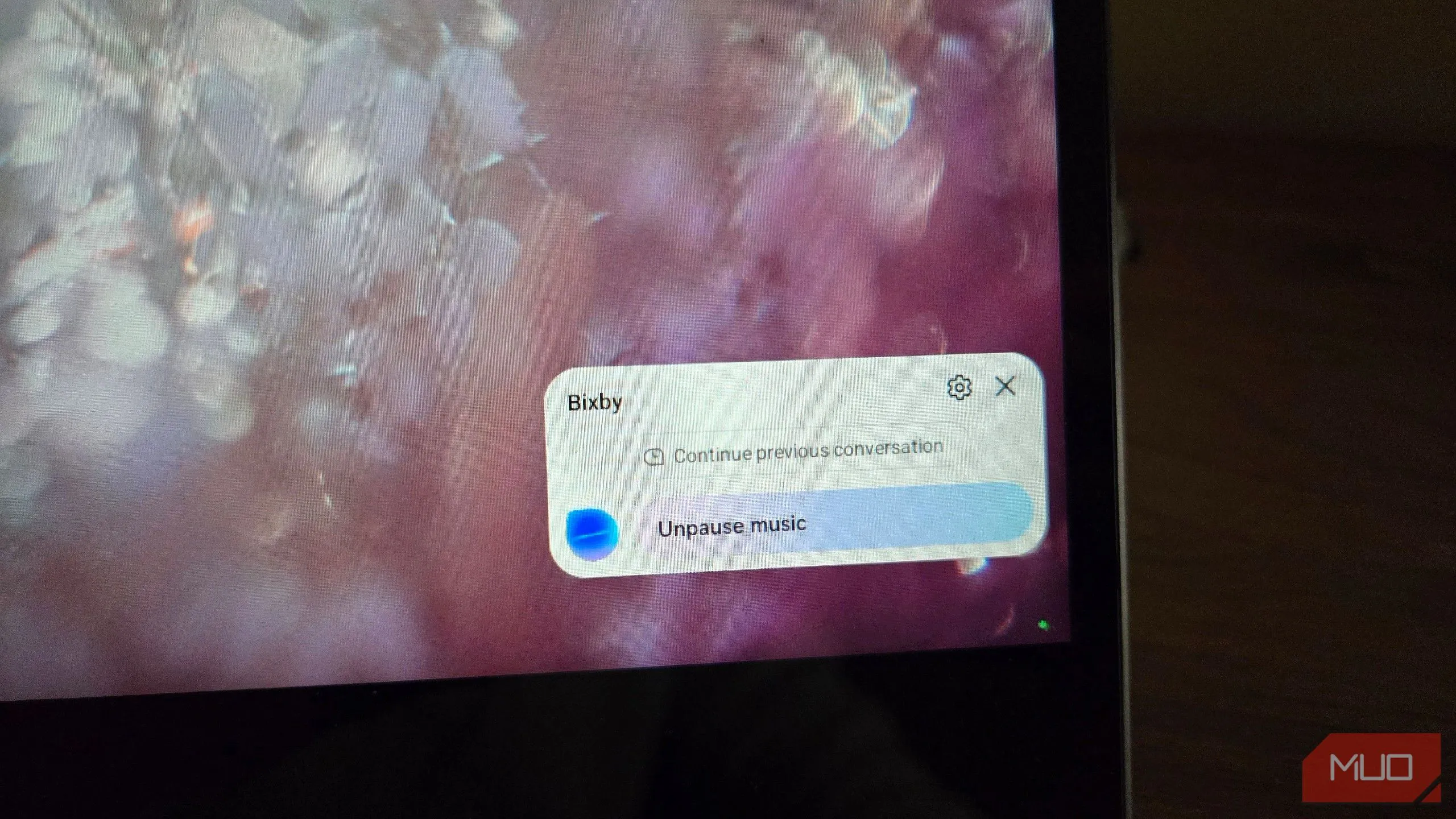Bixby đang tạm dừng hoặc tiếp tục phát nhạc trong môi trường Samsung DeX, thể hiện khả năng điều khiển âm nhạc bằng giọng nói.