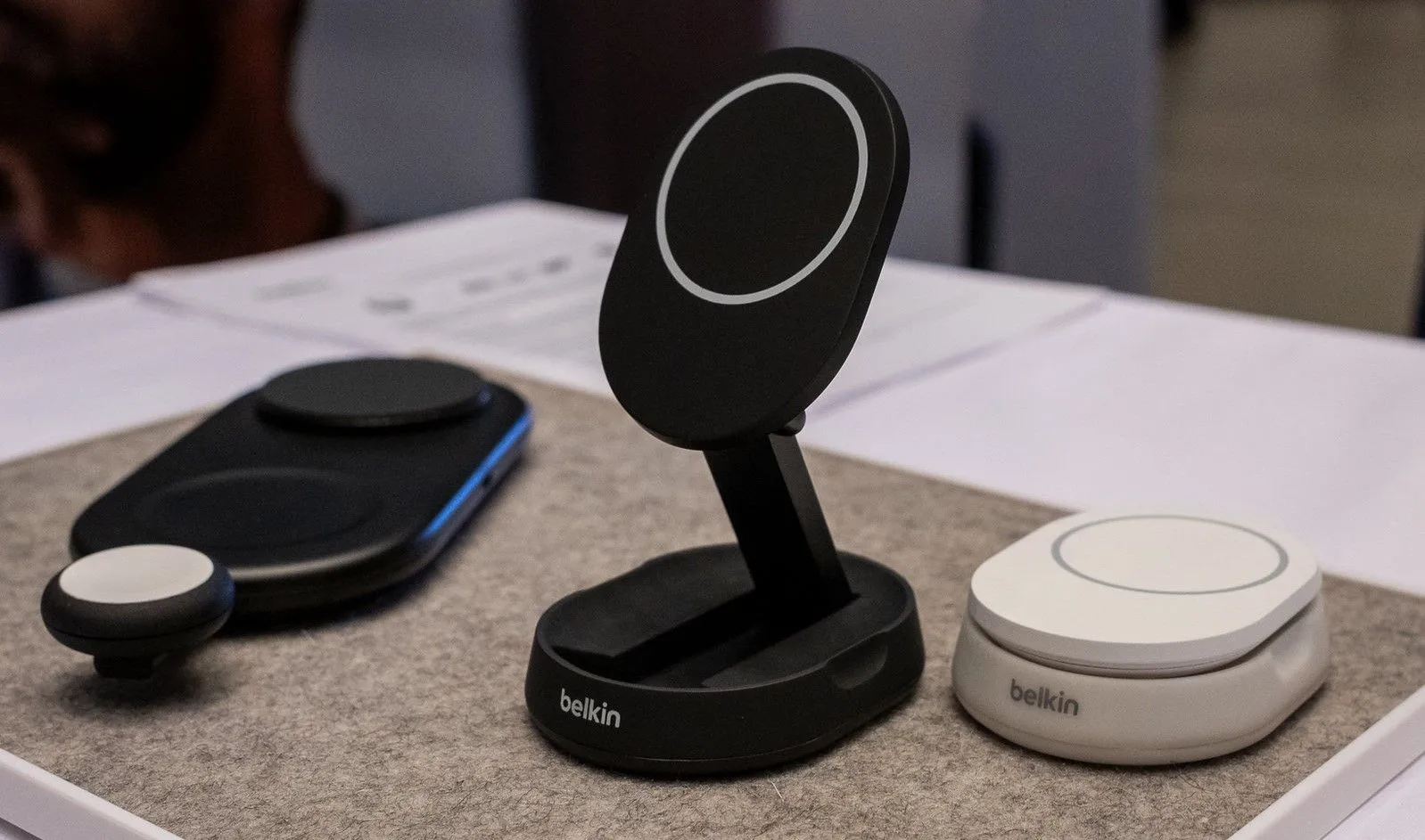 Bộ sạc không dây Qi2 của Belkin tại triển lãm IFA 2023, thể hiện khả năng căn chỉnh từ tính và sạc hiệu quả.