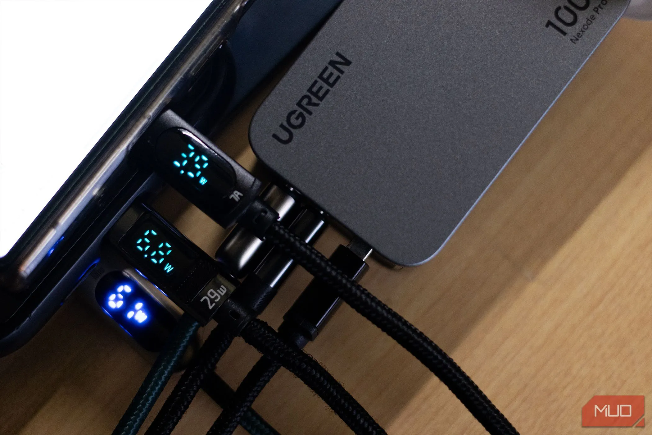 Bộ sạc tường Ugreen Nexode Pro 100W USB-C hiển thị đầu ra nguồn