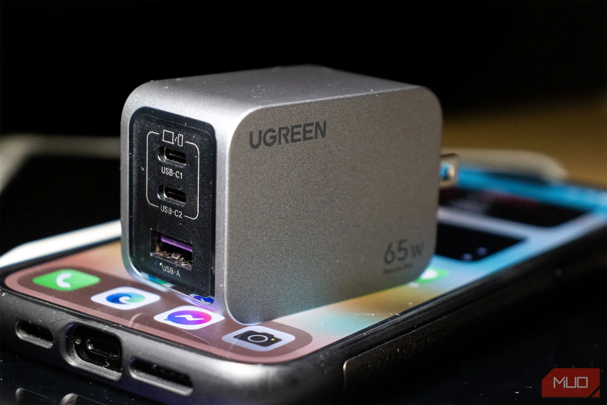 Bộ sạc Ugreen Nexode Pro 65W đang sạc cho iPhone 14 Pro Max