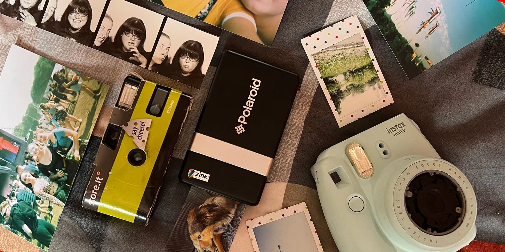 Bộ sưu tập ảnh in và thiết bị chụp ảnh cổ điển như máy ảnh Instax và Polaroid PoGo