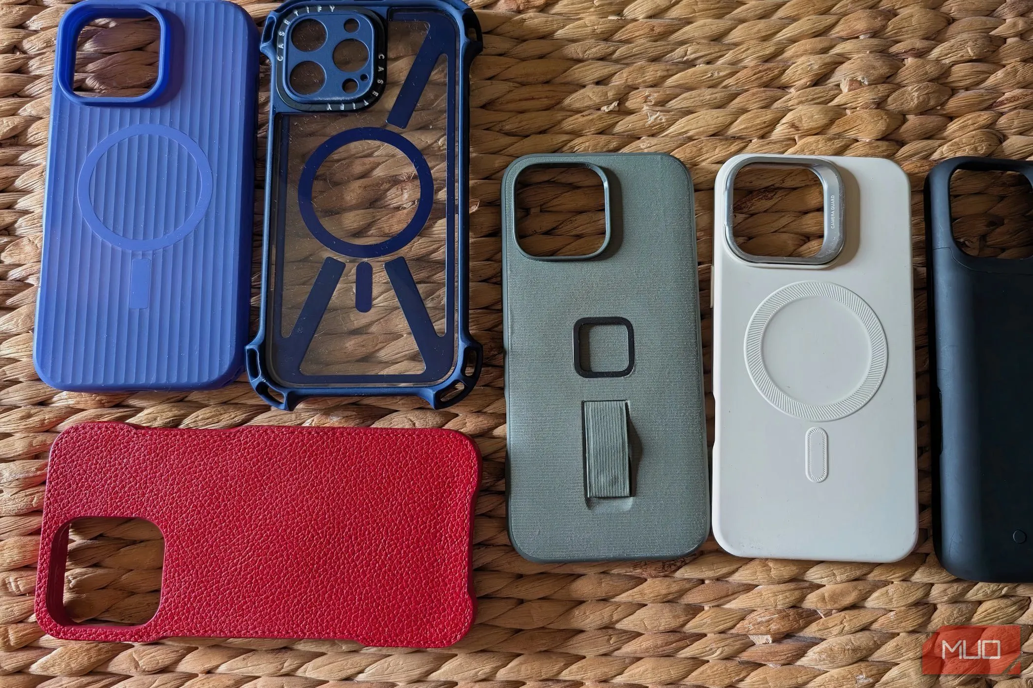 Bộ sưu tập các loại ốp lưng điện thoại iPhone, gợi ý việc luân phiên sử dụng để kéo dài tuổi thọ và giữ ốp trong suốt không bị ố vàng.