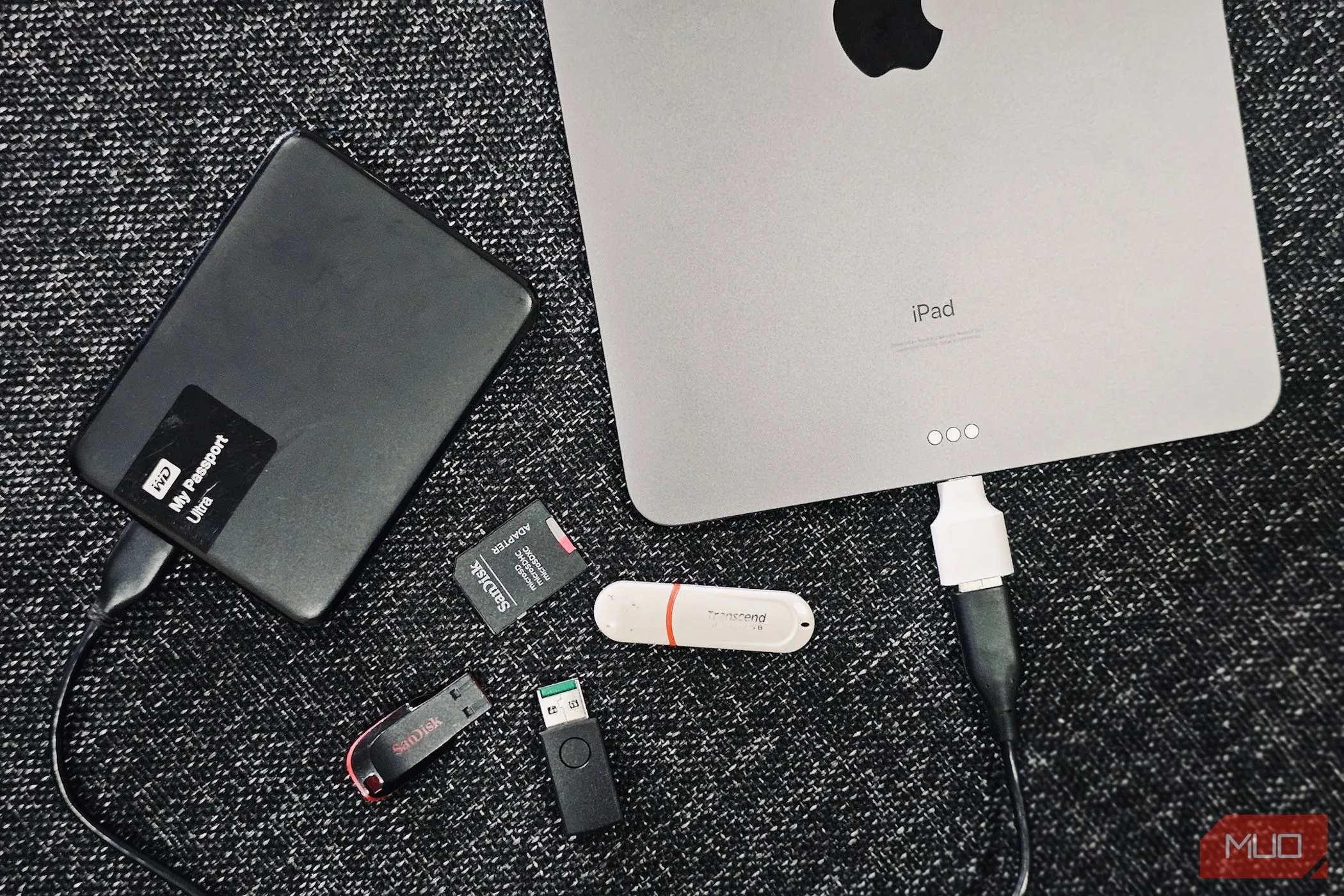 Bộ sưu tập ổ cứng ngoài và iPad, minh họa việc sao lưu dữ liệu đa thiết bị
