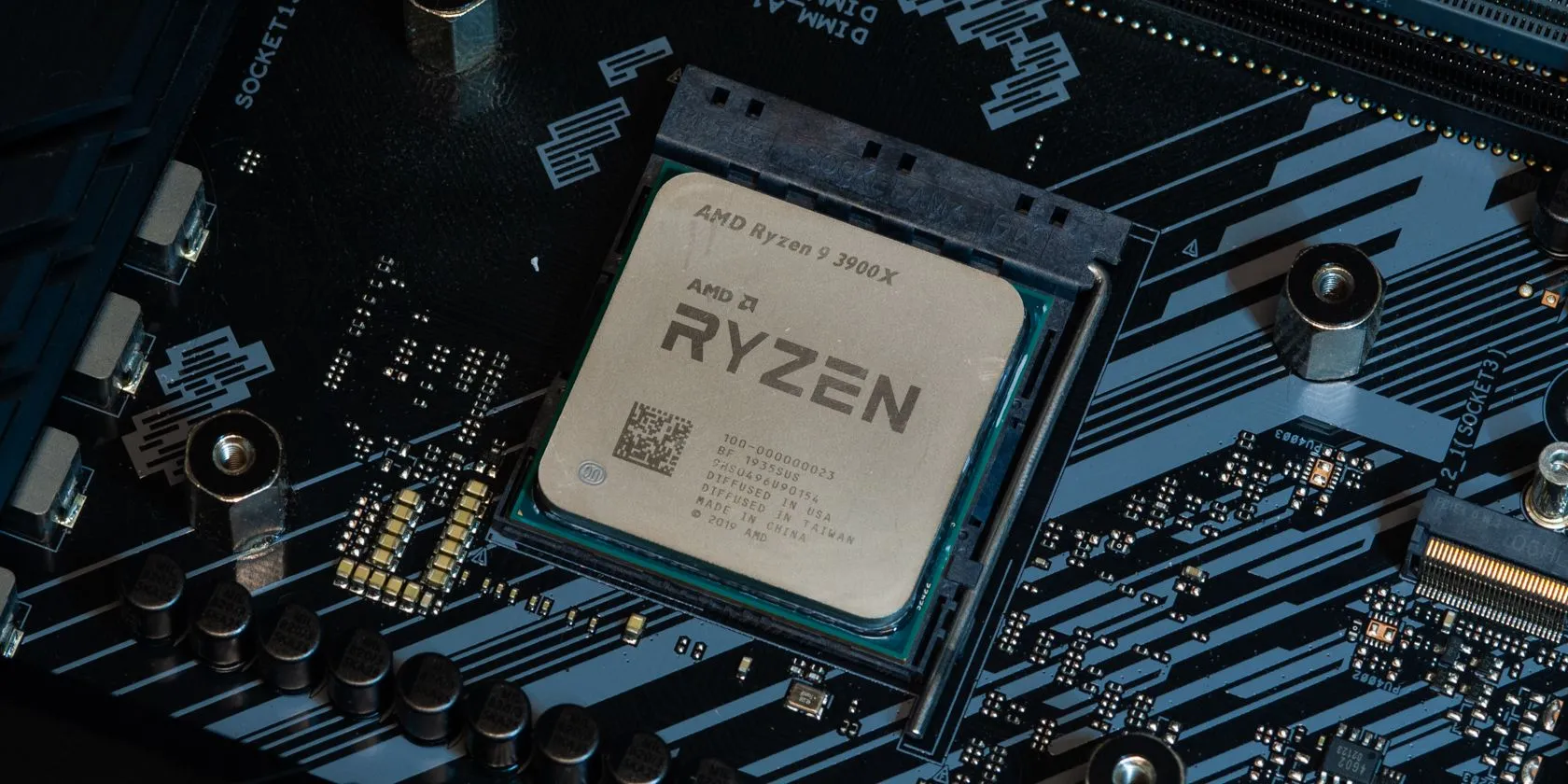 Bộ xử lý AMD Ryzen được đặt trên bo mạch chủ đã được vệ sinh sạch sẽ, minh họa tầm quan trọng của bảo trì hệ thống