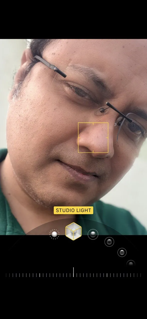 Bức ảnh chân dung iPhone sử dụng chế độ Studio Light, làm sáng và làm mịn gương mặt chủ thể.