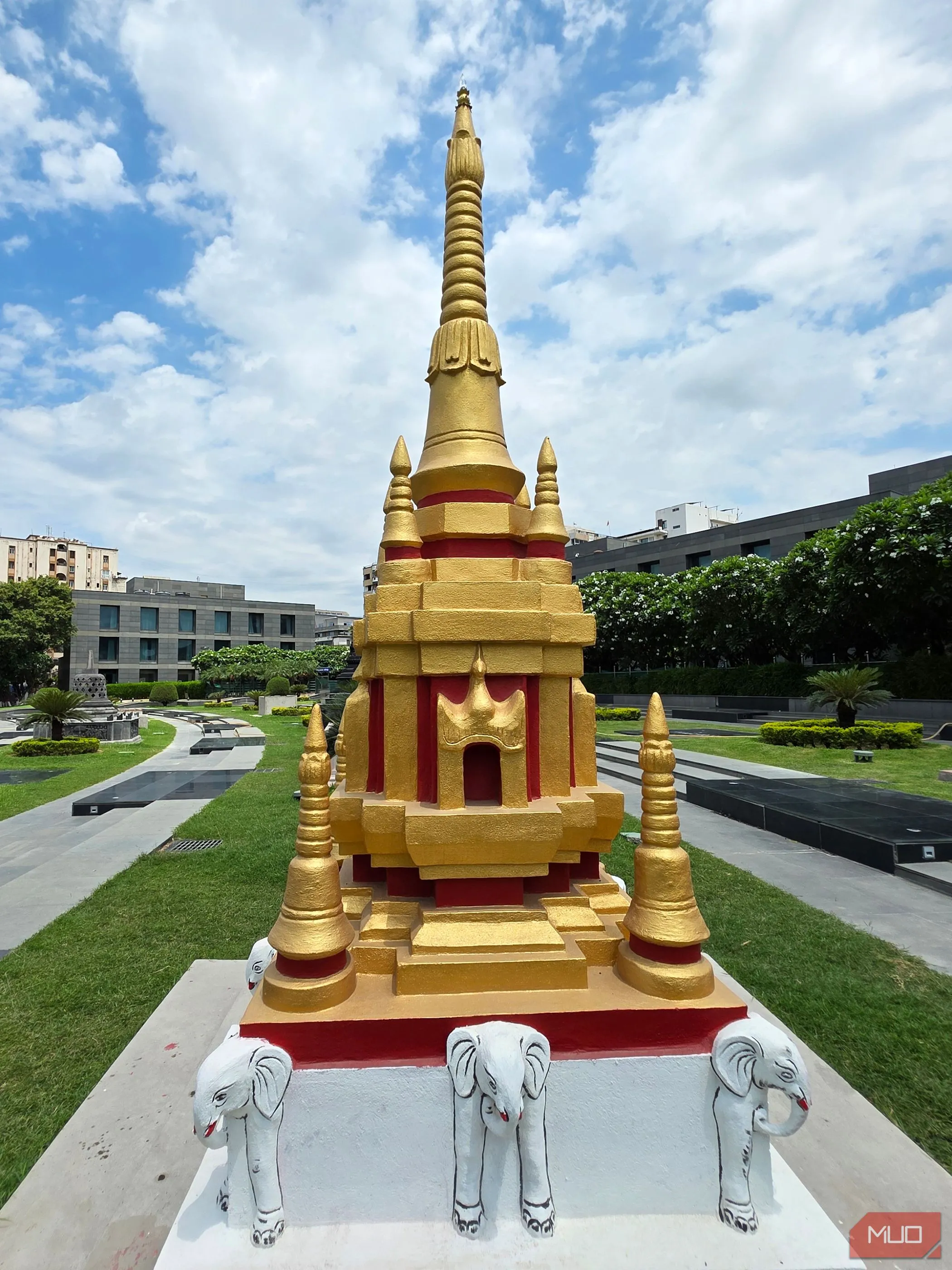 Bức ảnh chụp dọc tòa nhà cao tầng bằng ống kính siêu rộng để nhấn mạnh chiều cao và quy mô
