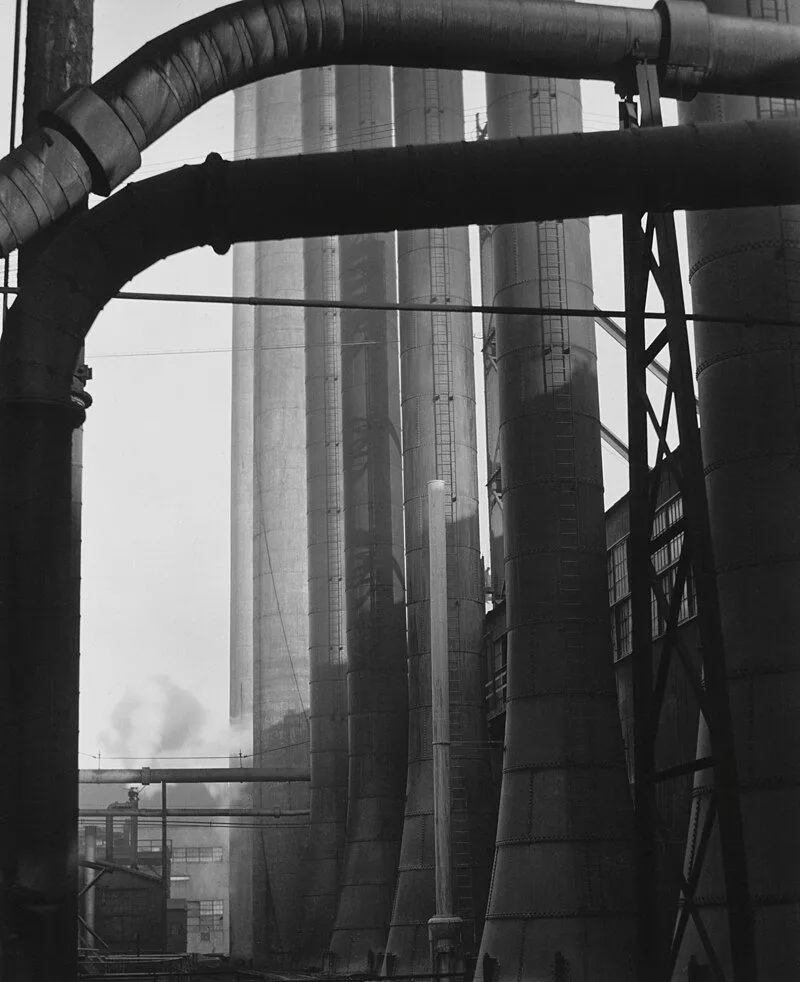 Bức ảnh công nghiệp đen trắng &quot;Armco Steel&quot; của Edward Weston với nhiều ống khói và cấu trúc kim loại